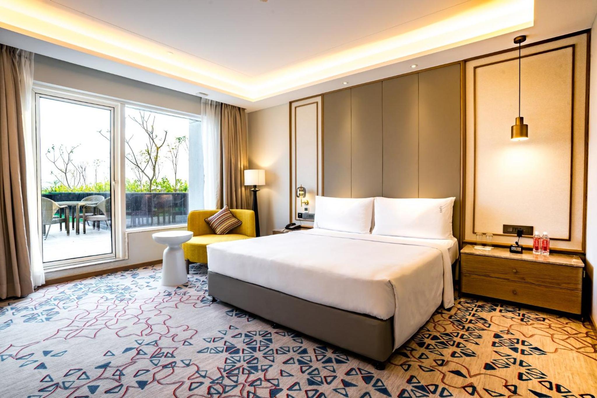 One-Bedroom Suite with Balcony - Photo 4