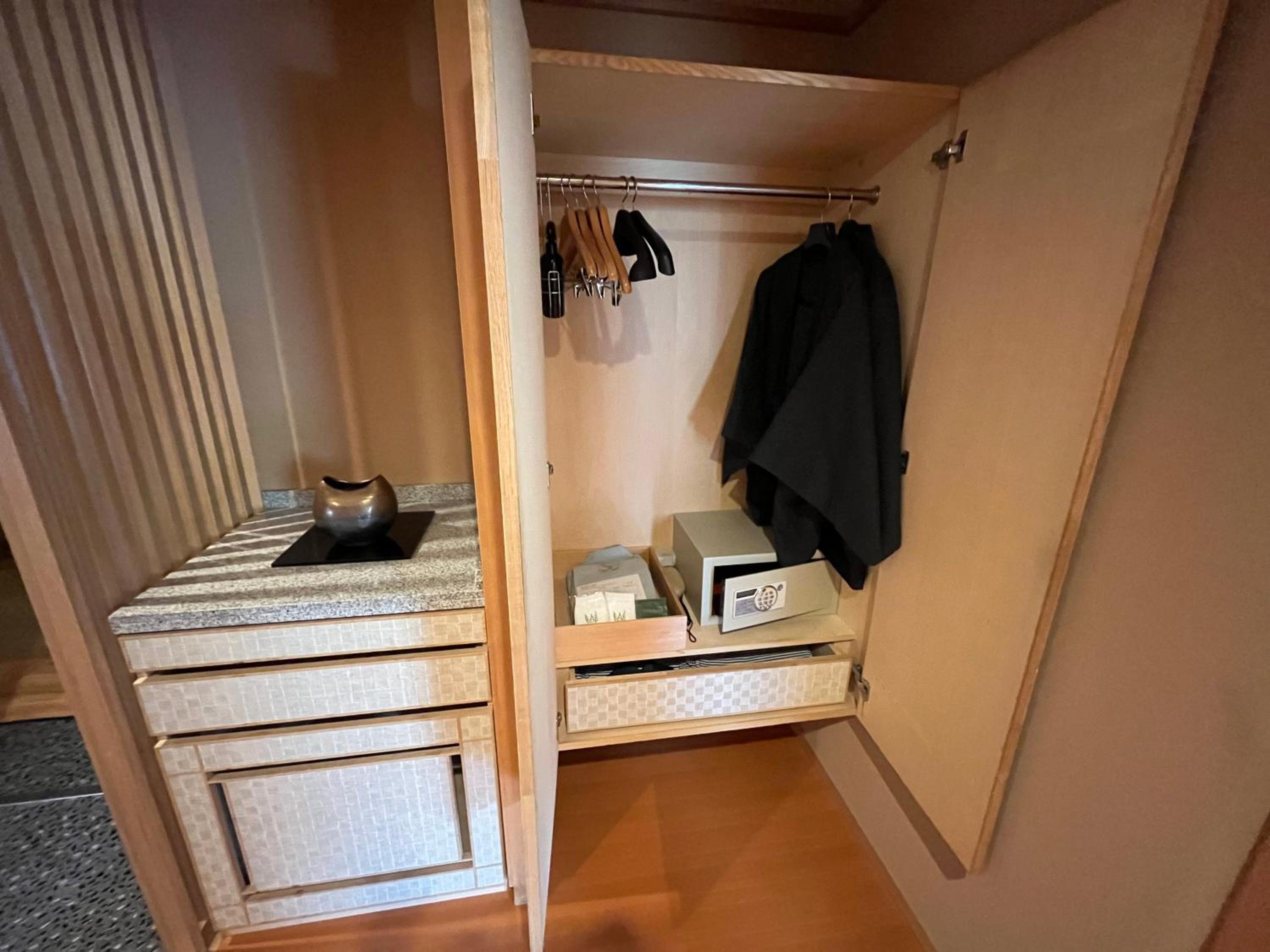 Deluxe Room with View Bath- Non-Smoking photo 2