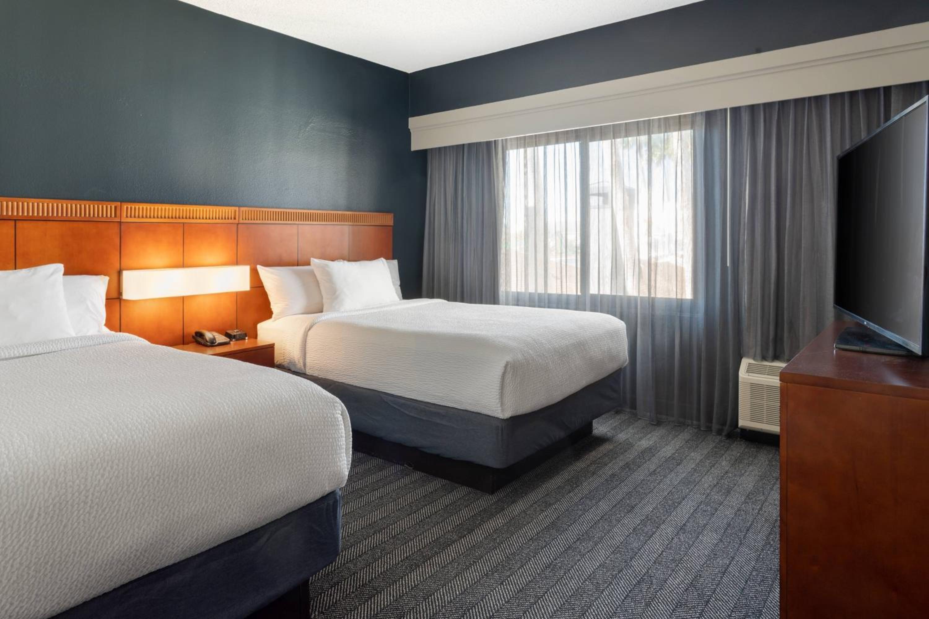 Double Suite with Sofa Bed and Courtyard View - Hearing Accessible photo 3