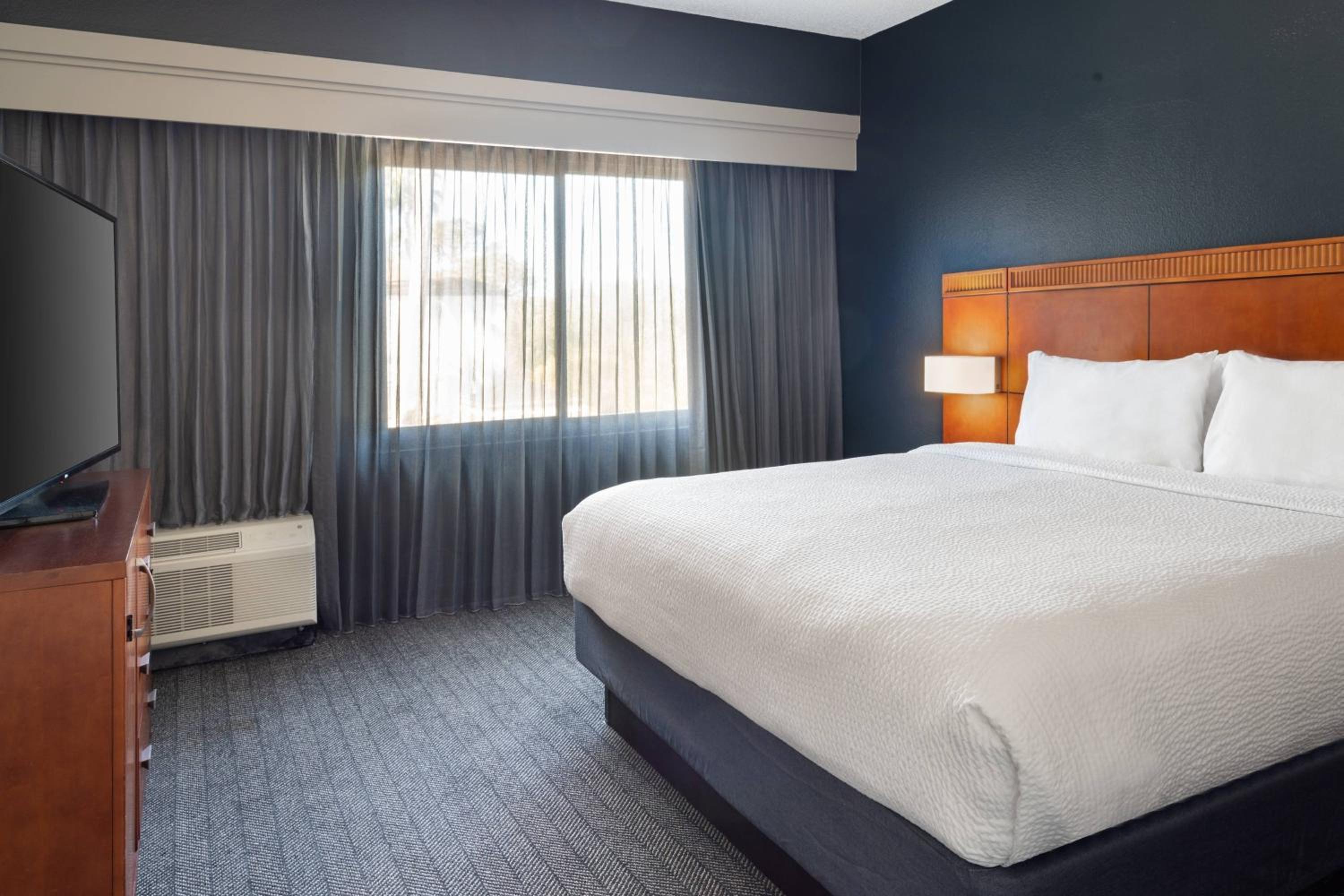 King Suite with Sofa Bed and Courtyard View - Hearing Accessible photo 3