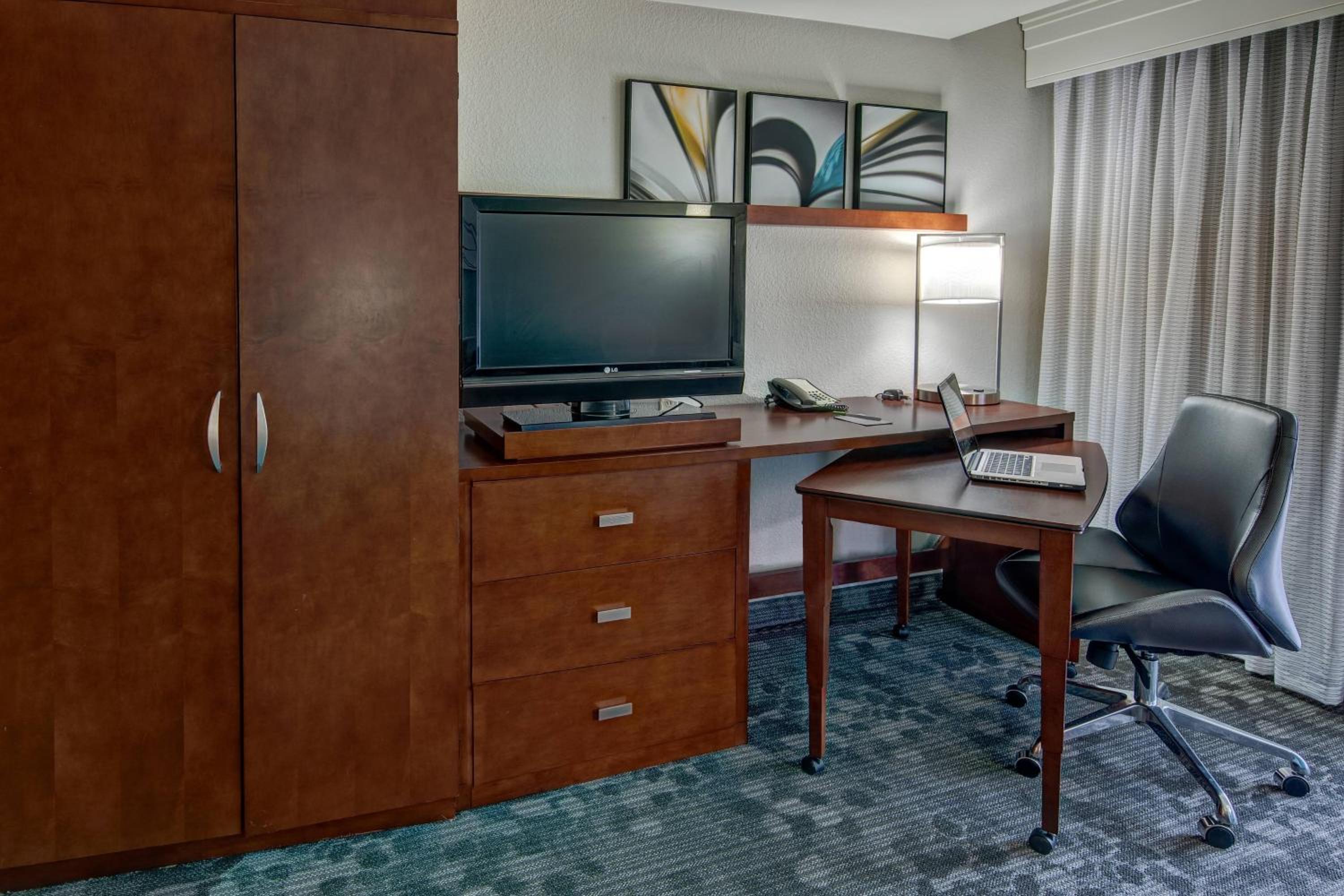 King Room with Sofa Bed - Photo 3
