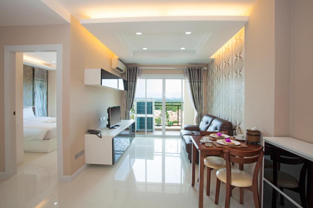 Deluxe Double Room with Balcony photo 3