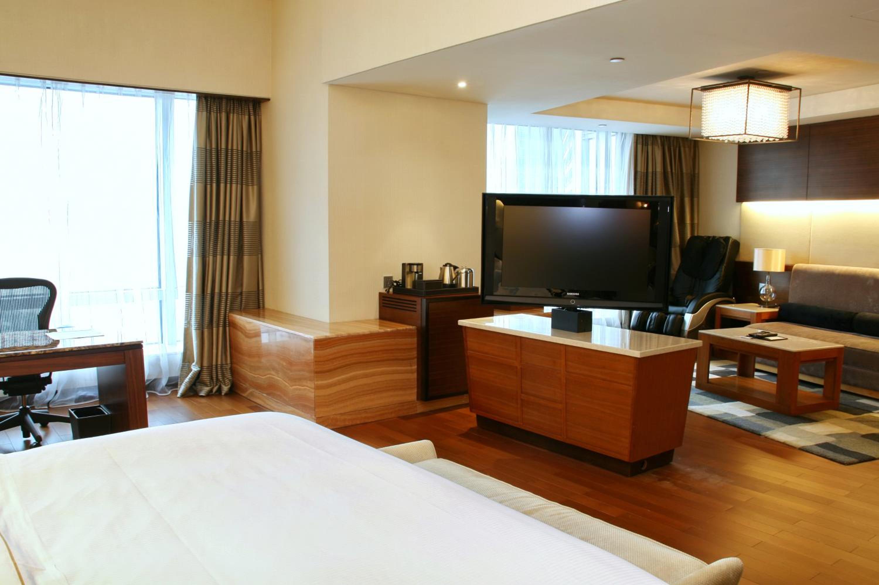 Renewal King Suite
