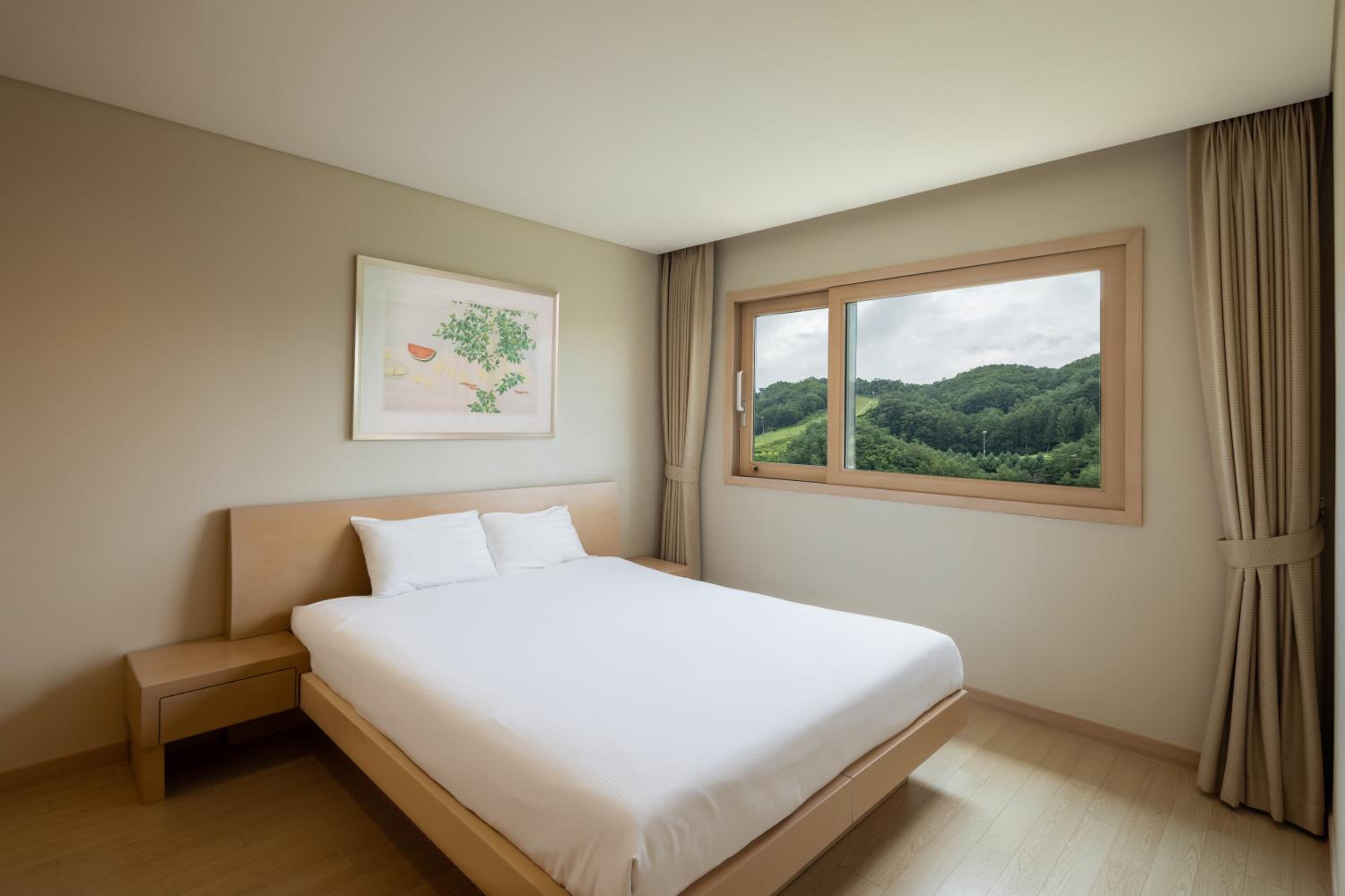[Hills Village] 25py Standard Double Bed
