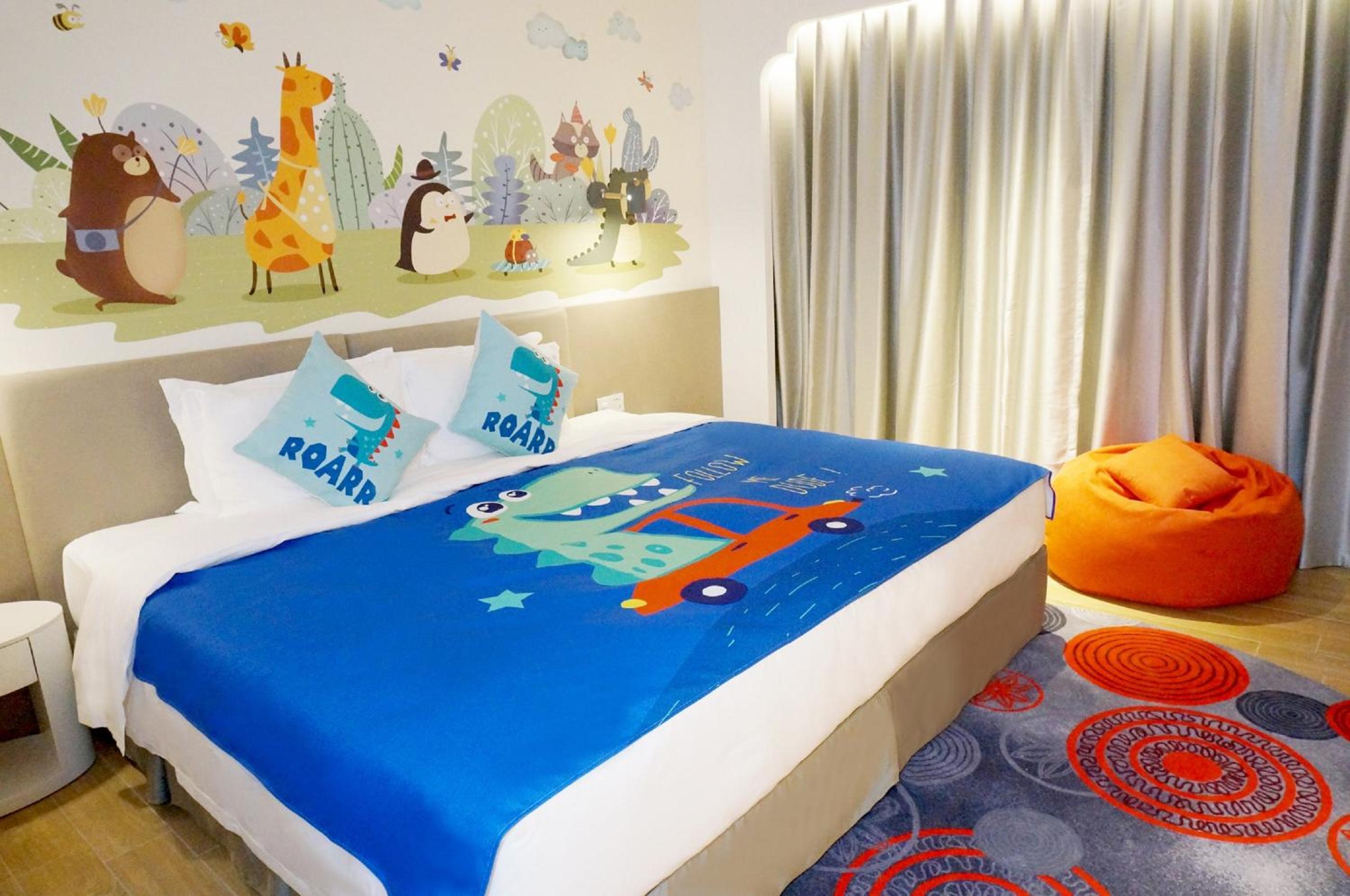 Two-Bedroom Suite with One King Bed and Two Twin Beds - Kids Theme thumbnail 5