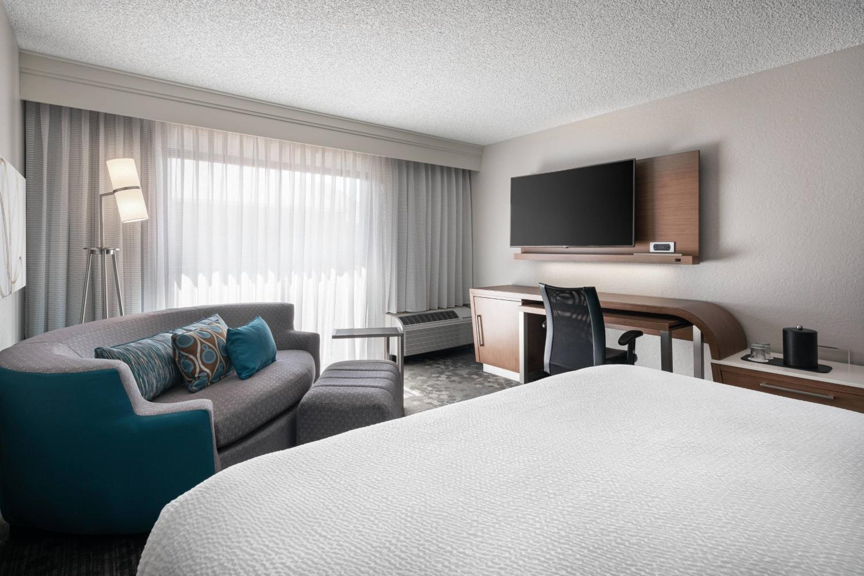 King Room with Sofa Bed - Photo 1