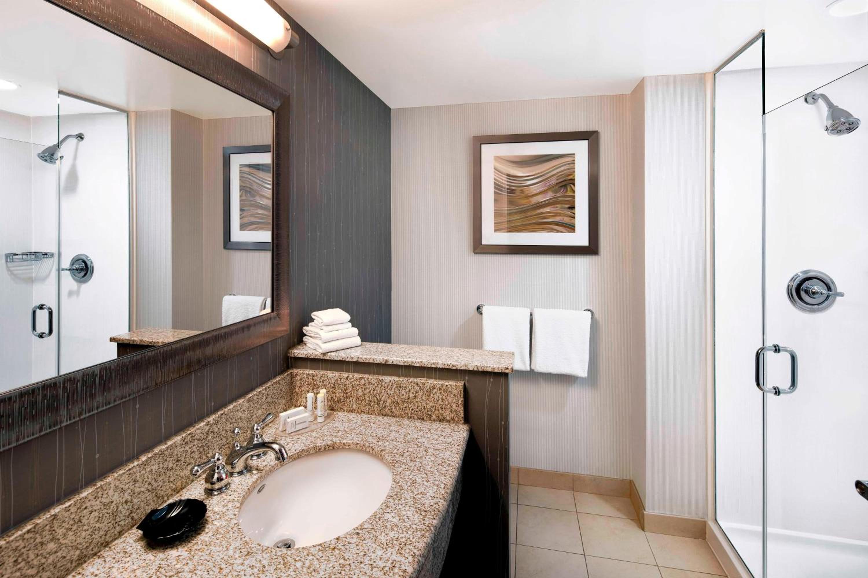 Skyline View, Guest room, 2 Queen, Skyline view, Top floor photo 2