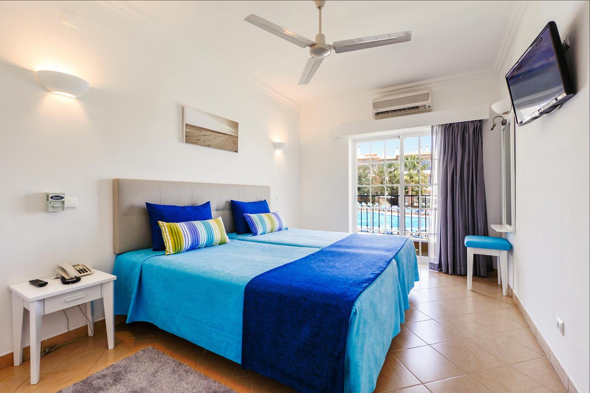 Ein-Zimmer-Apartment mit Poolblick