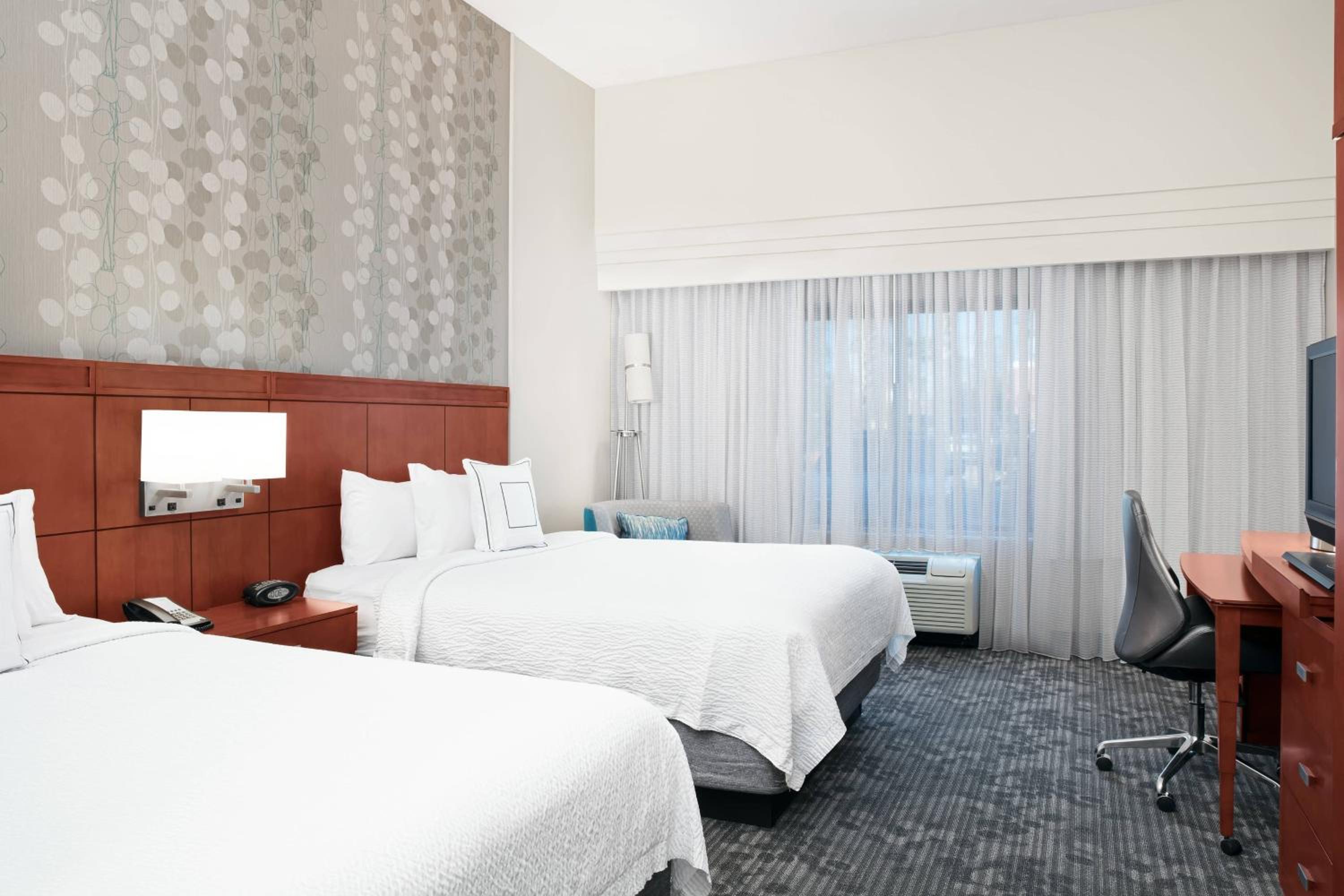 Queen Room with Two Queen Beds - Photo 5