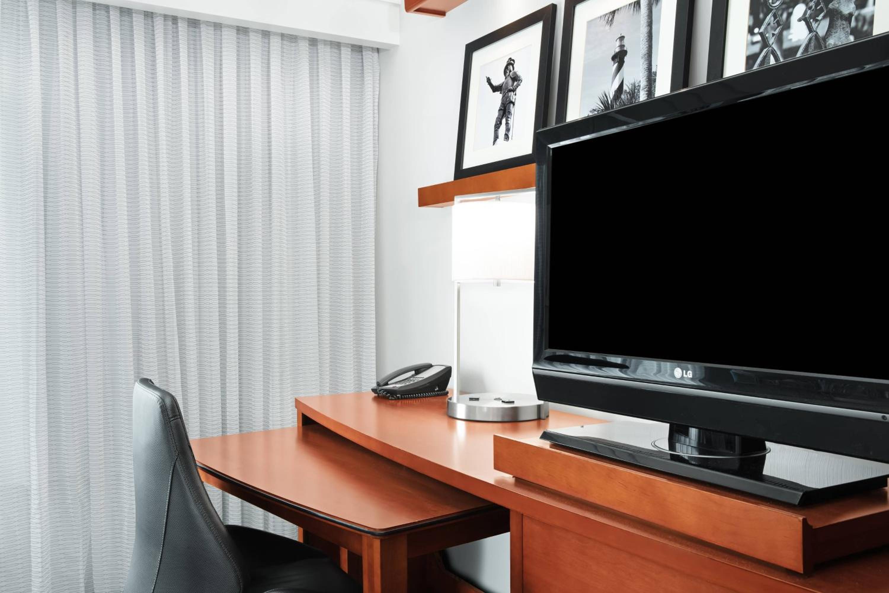 King Room with Sofa Bed - Photo 3