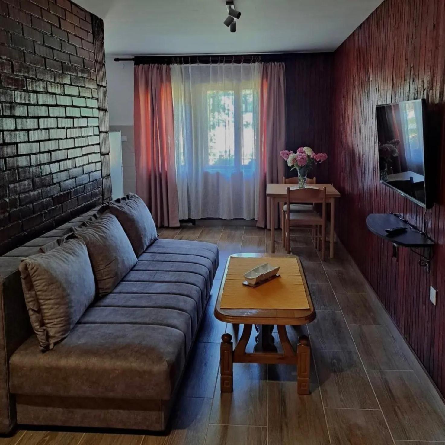 One-Bedroom Apartment photo 1