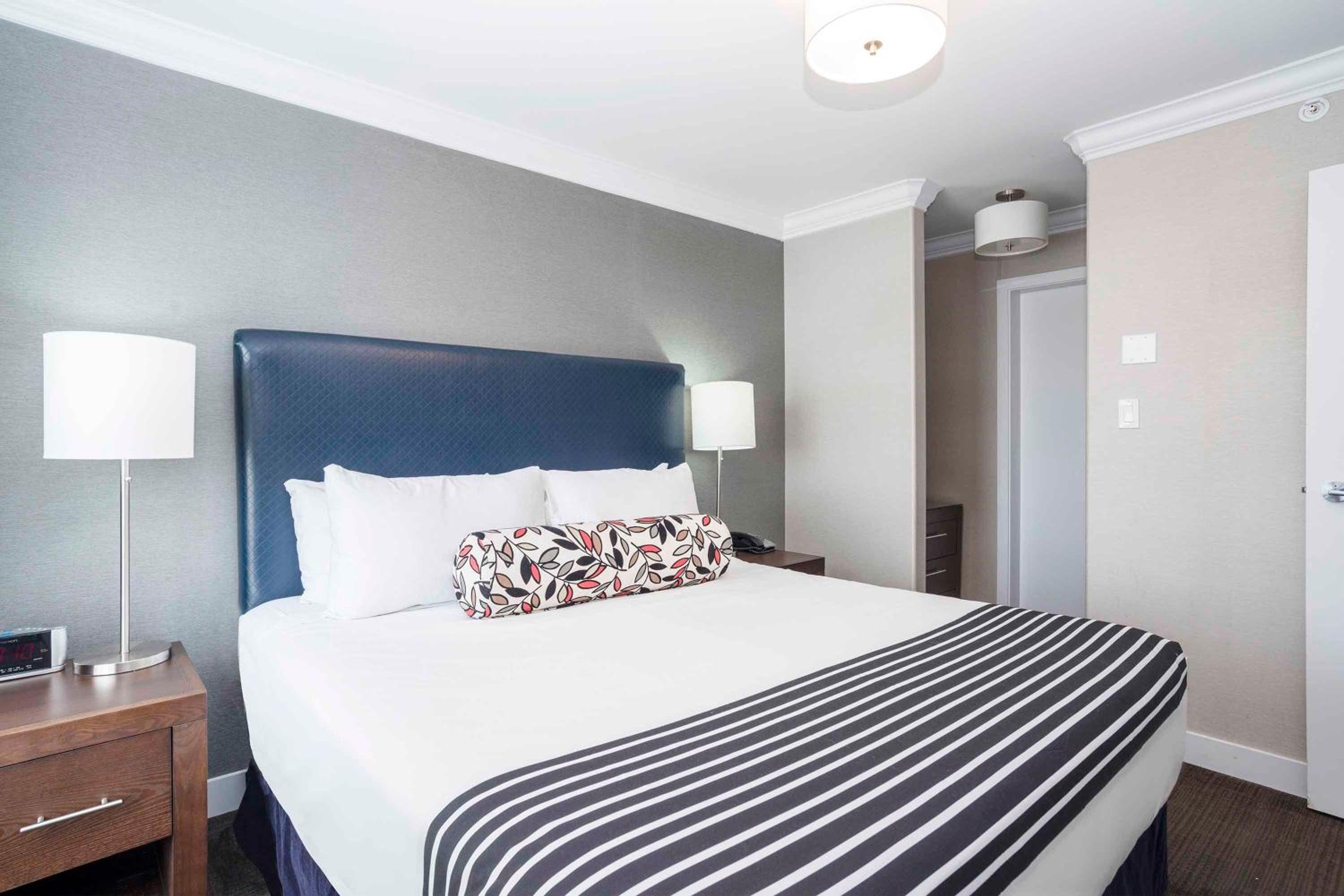 Standard Suite, 1 King Bed, Kitchen - Photo 2