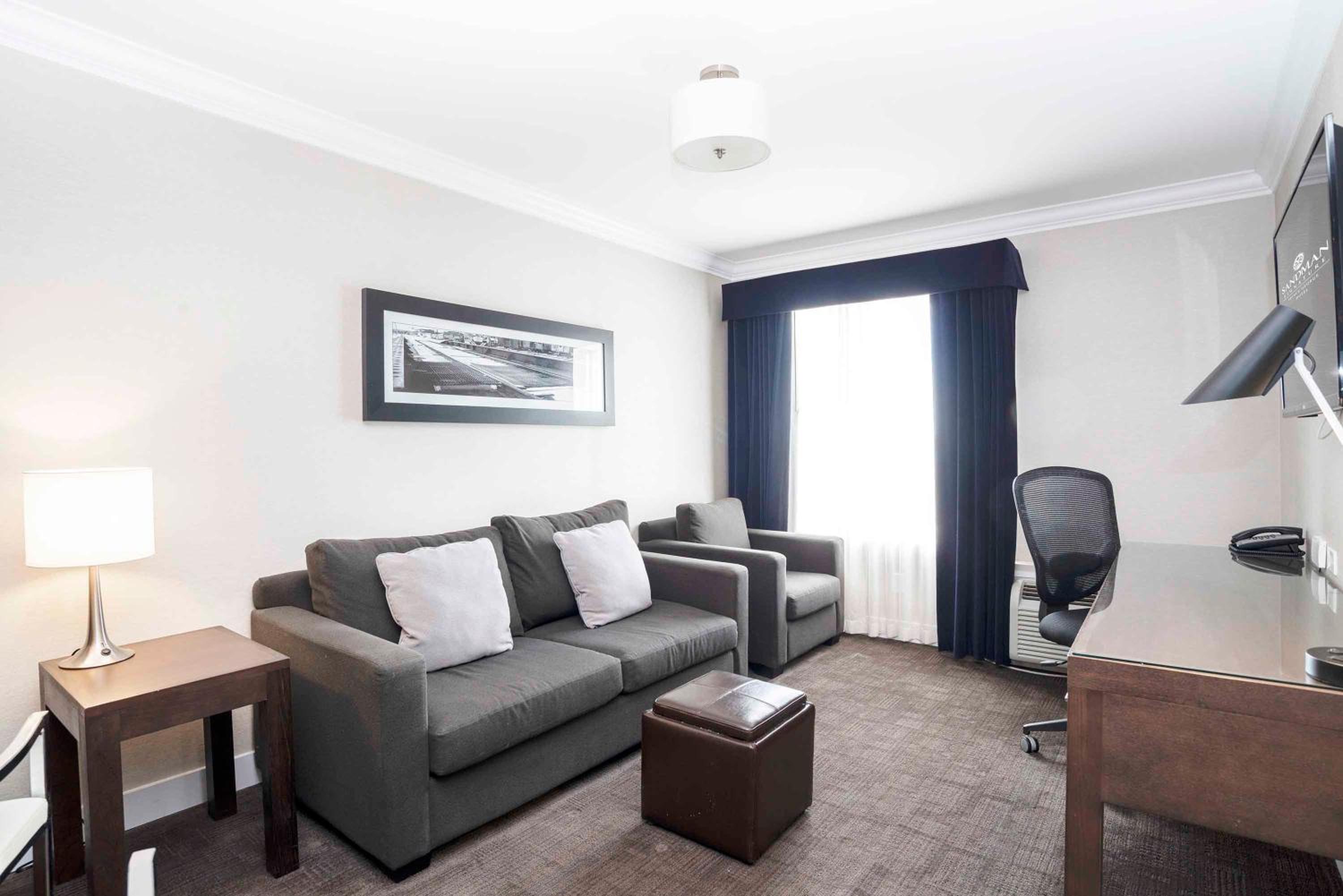 Standard Suite, 1 King Bed, Kitchen - Photo 3
