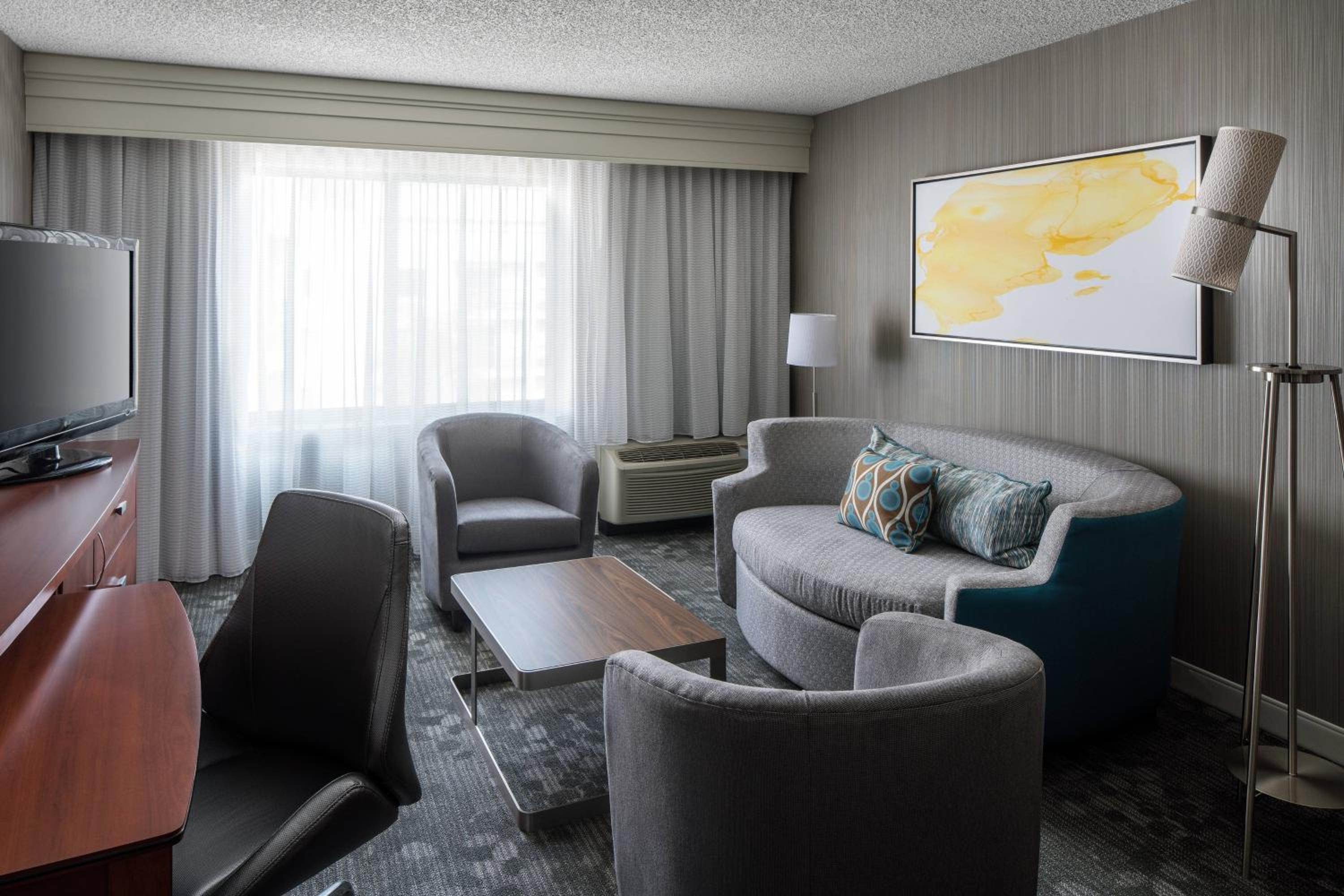 One-Bedroom King Suite with Sofa Bed  - Photo 2