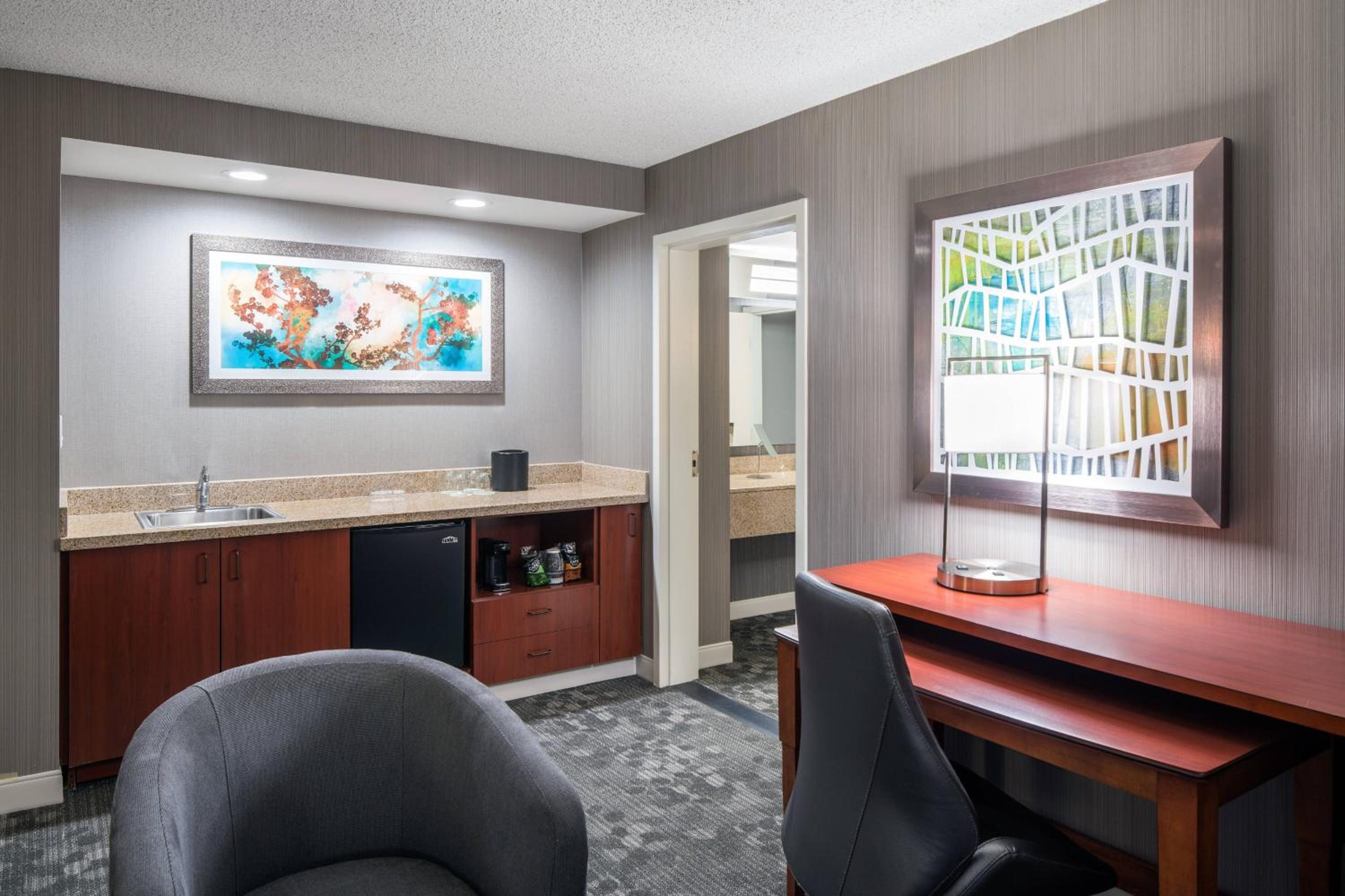One-Bedroom King Suite with Sofa Bed  - Photo 3