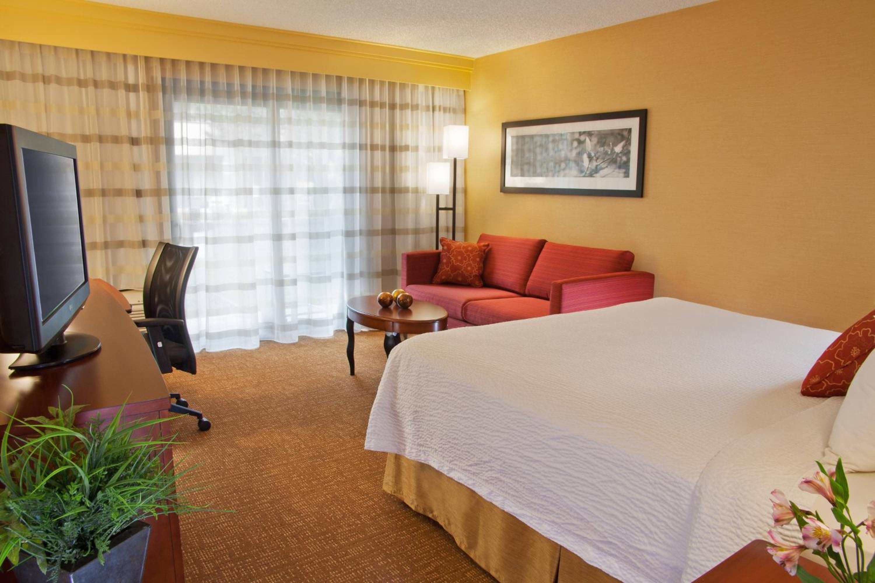 King Room with Sofa Bed - Photo 1