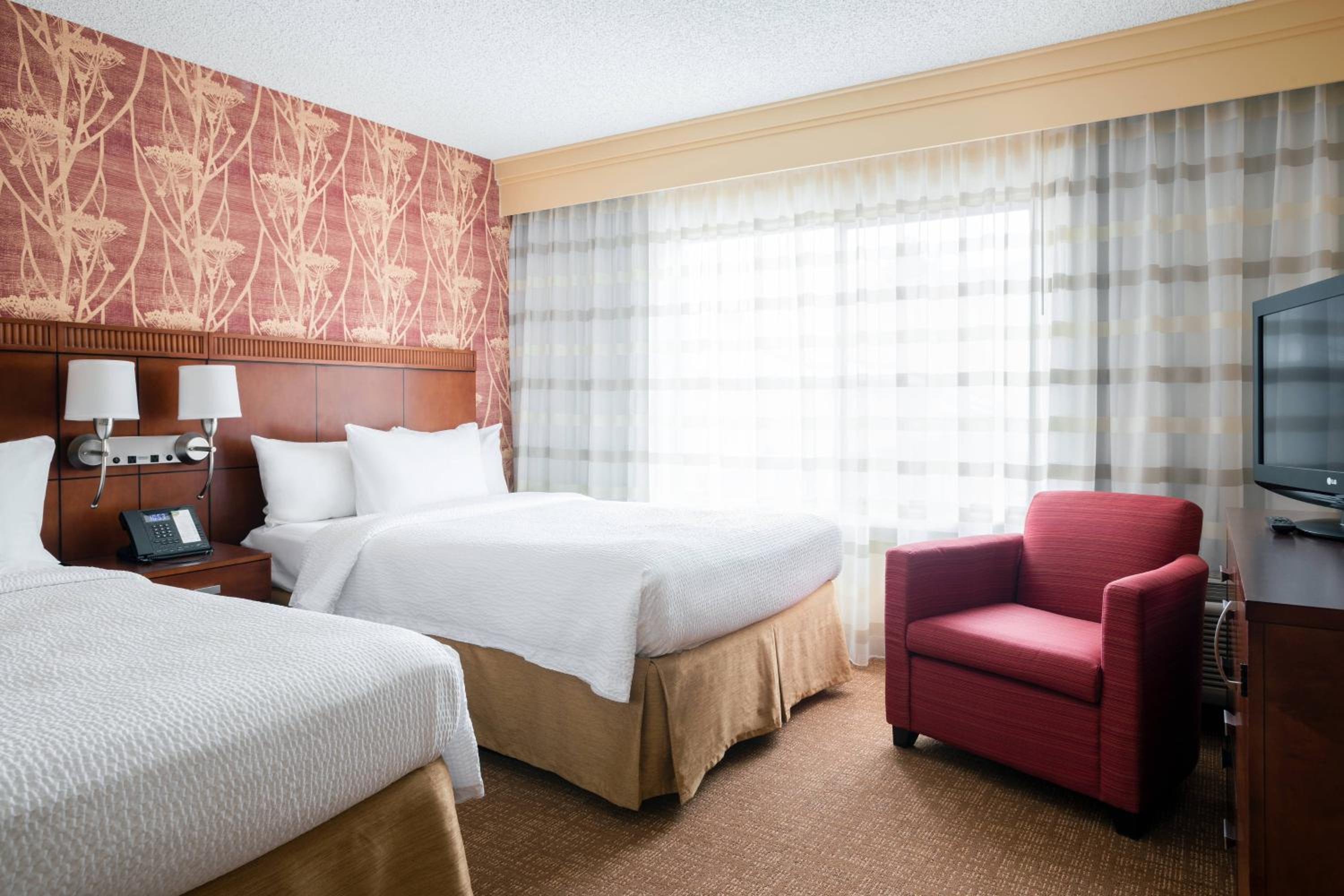 Queen Room with Two Queen Beds - Photo 3
