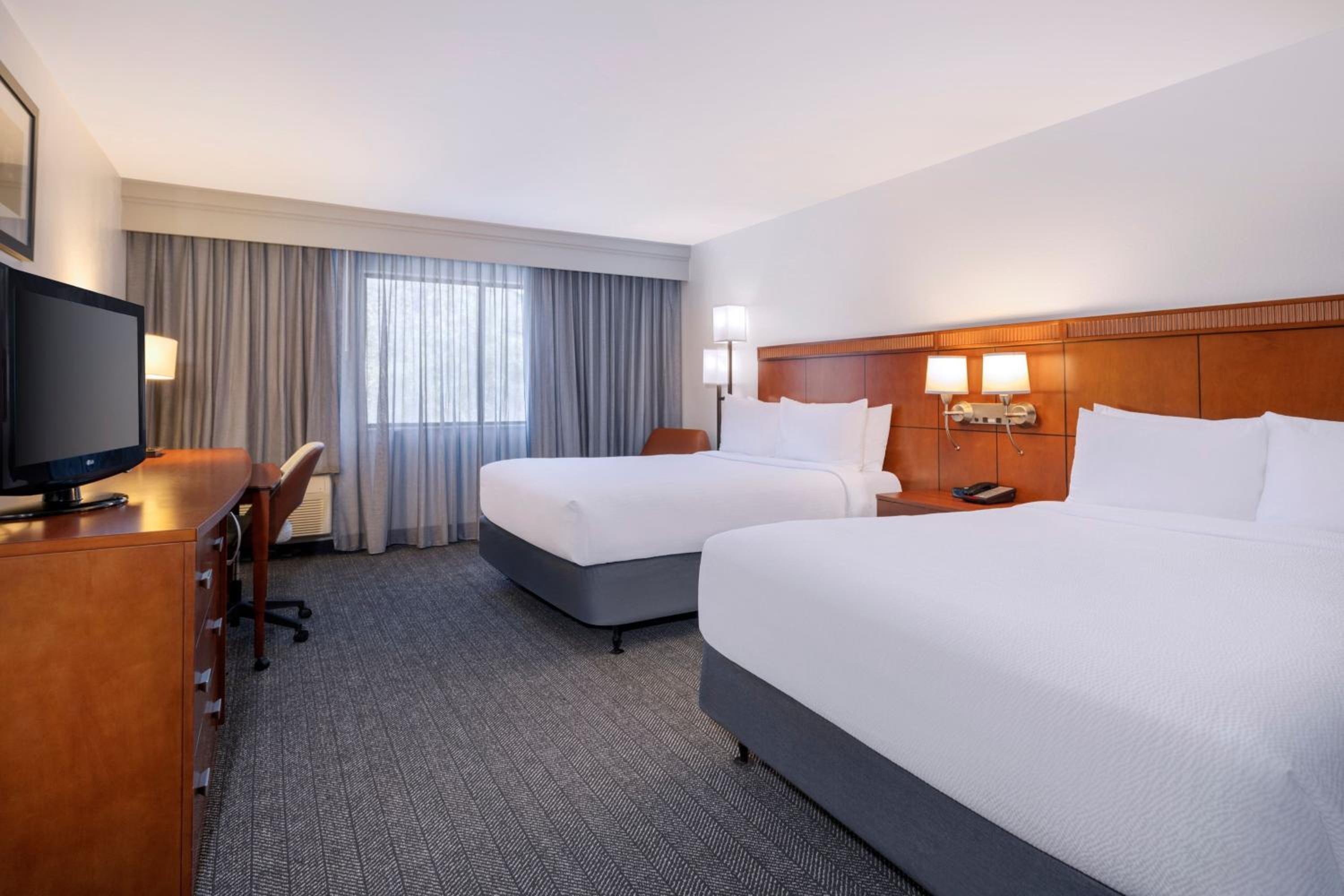 Queen Room with Two Queen Beds โ Hearing Accessible - Photo 7