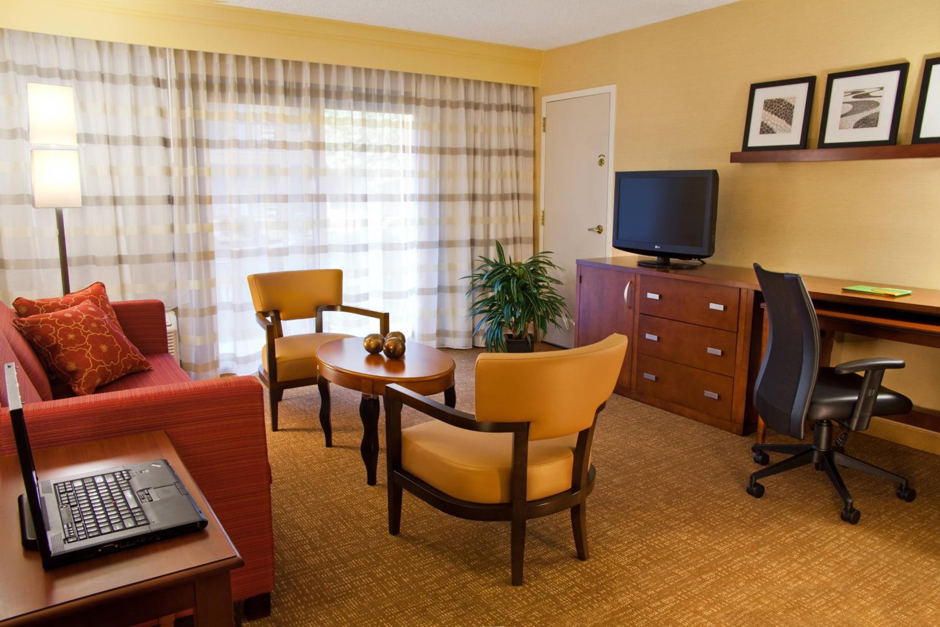One-Bedroom King Suite - Photo 3