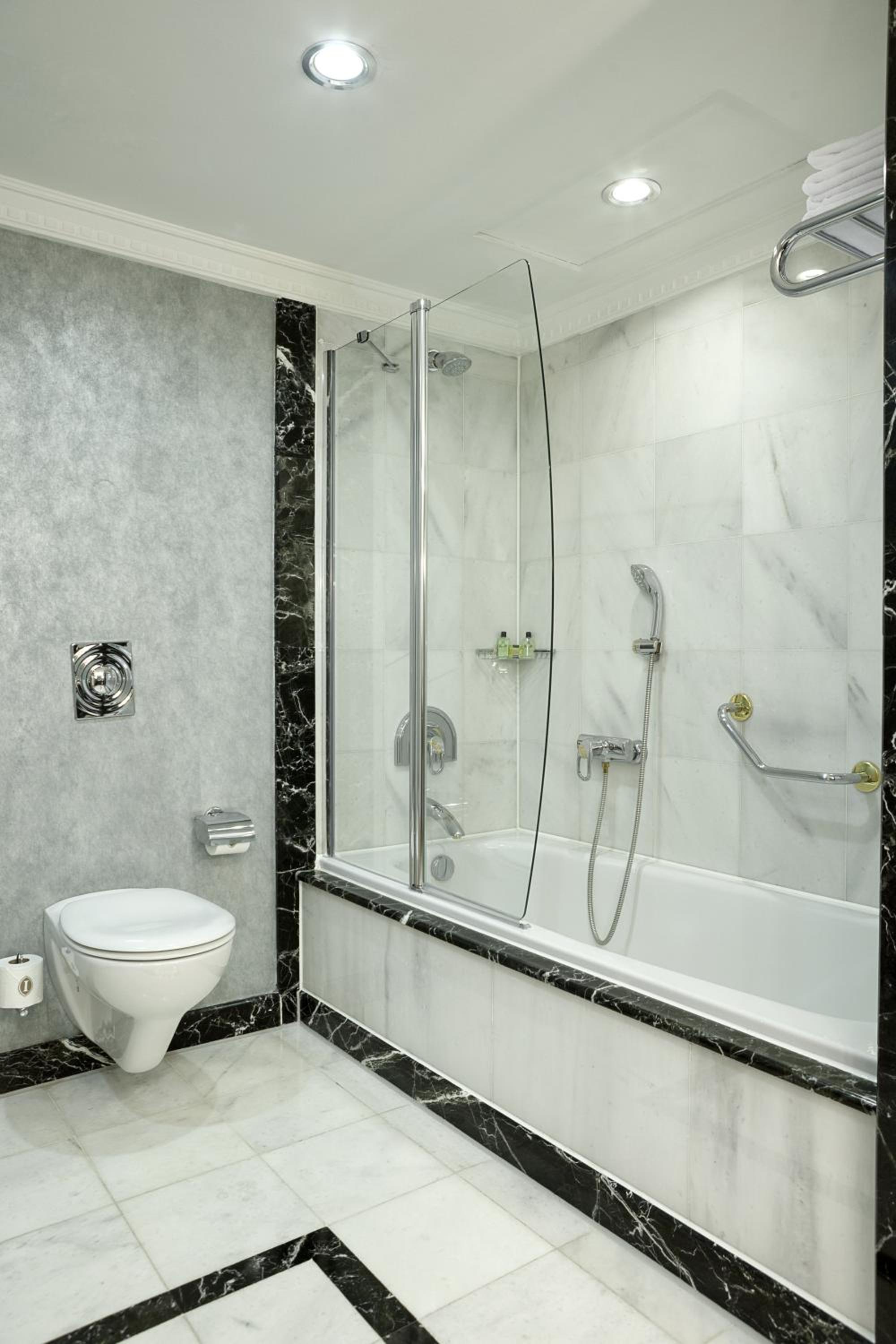 Classic Twin Room with City View photo 2