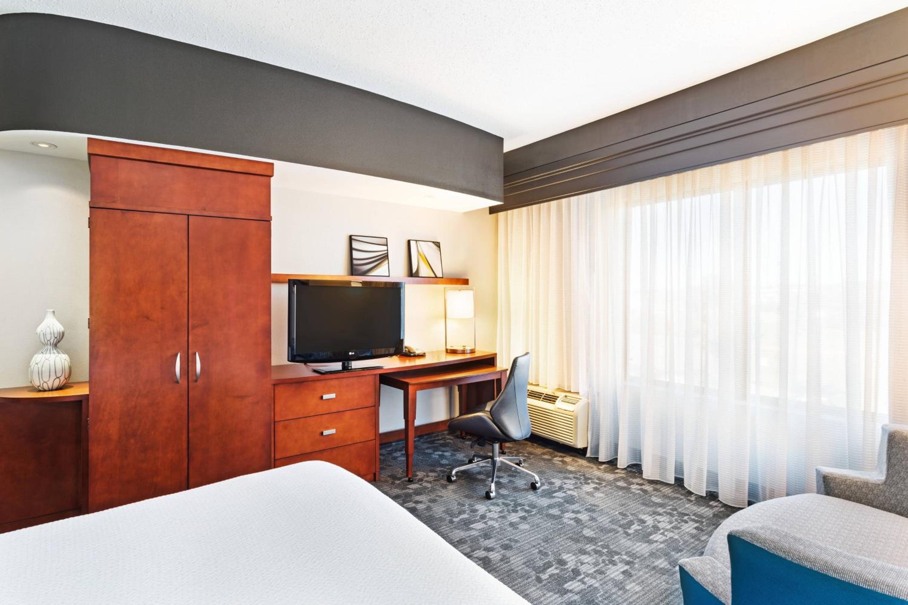 King Room with Sofa Bed - Photo 2