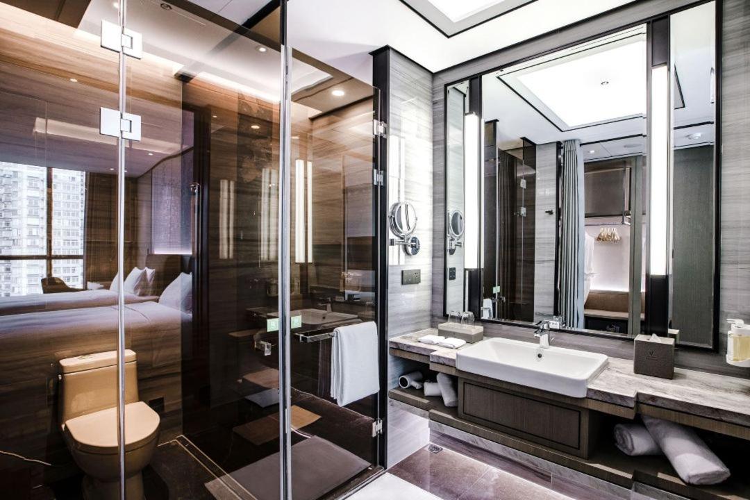 Premium King Room - Photo 7