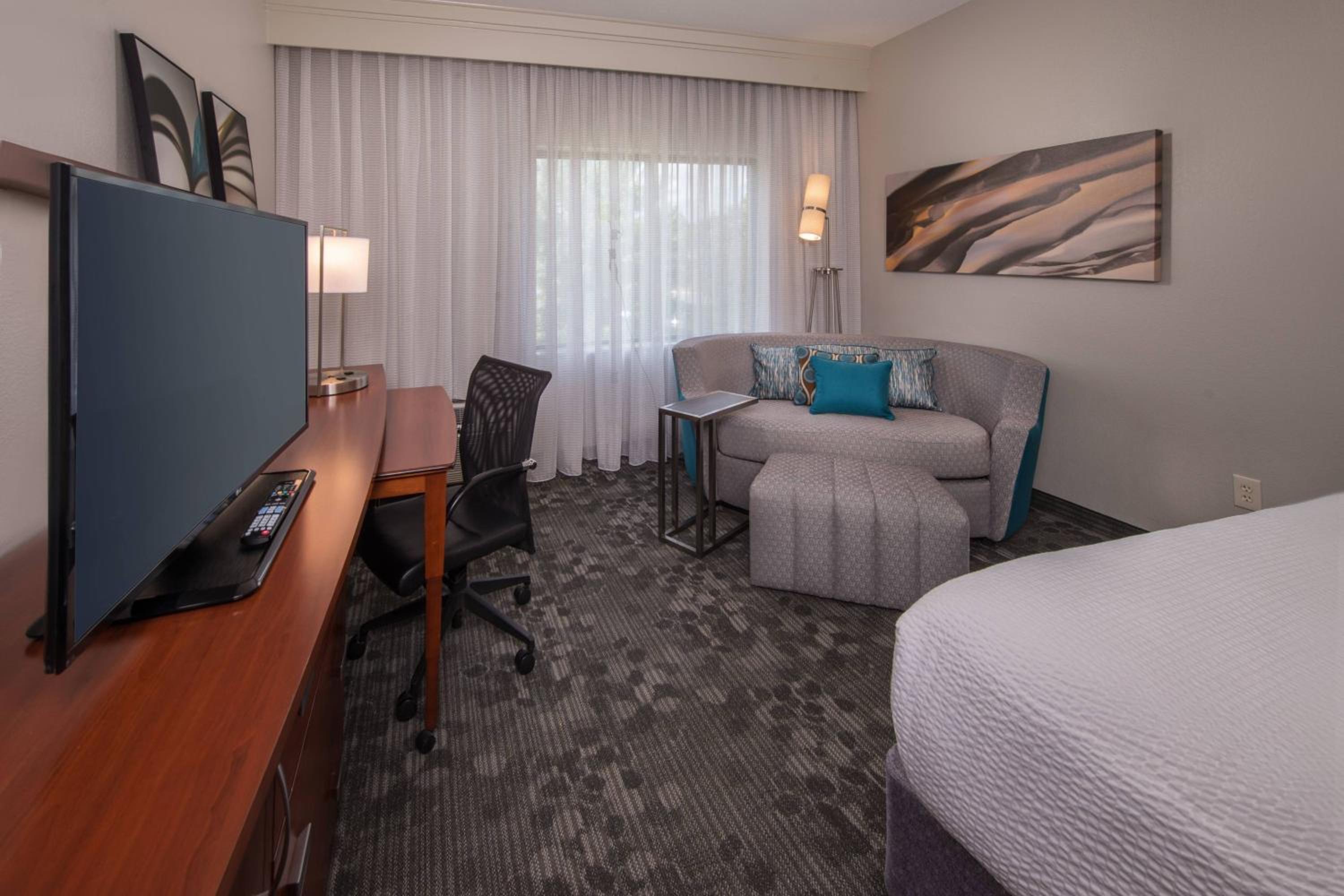 King Room with Adapted Tub - Mobility and Hearing Accessible - Photo 1