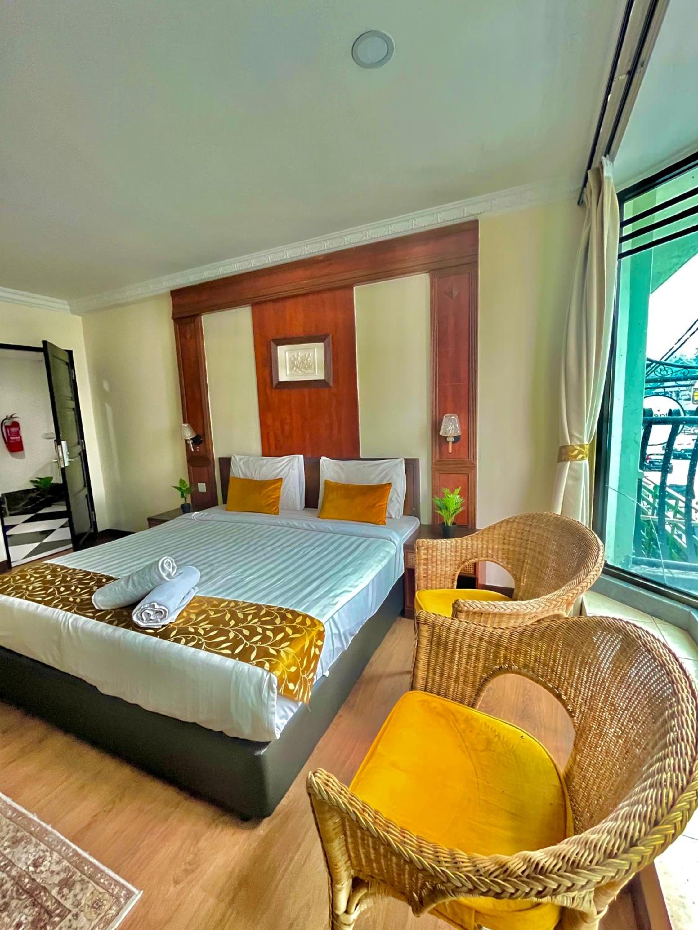 Deluxe Room with City View - Photo 2