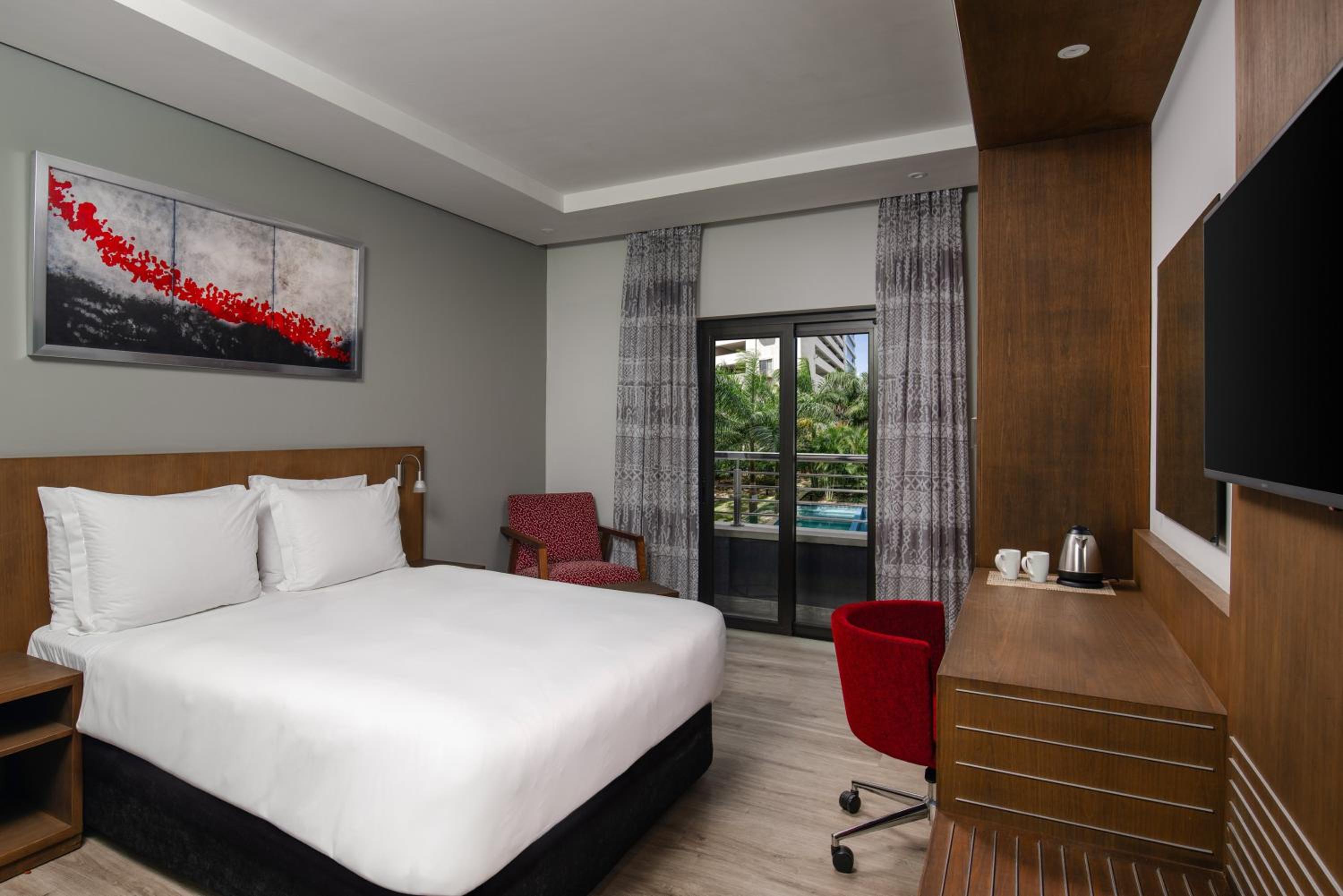 Standard Queen Room With Pool View photo 3