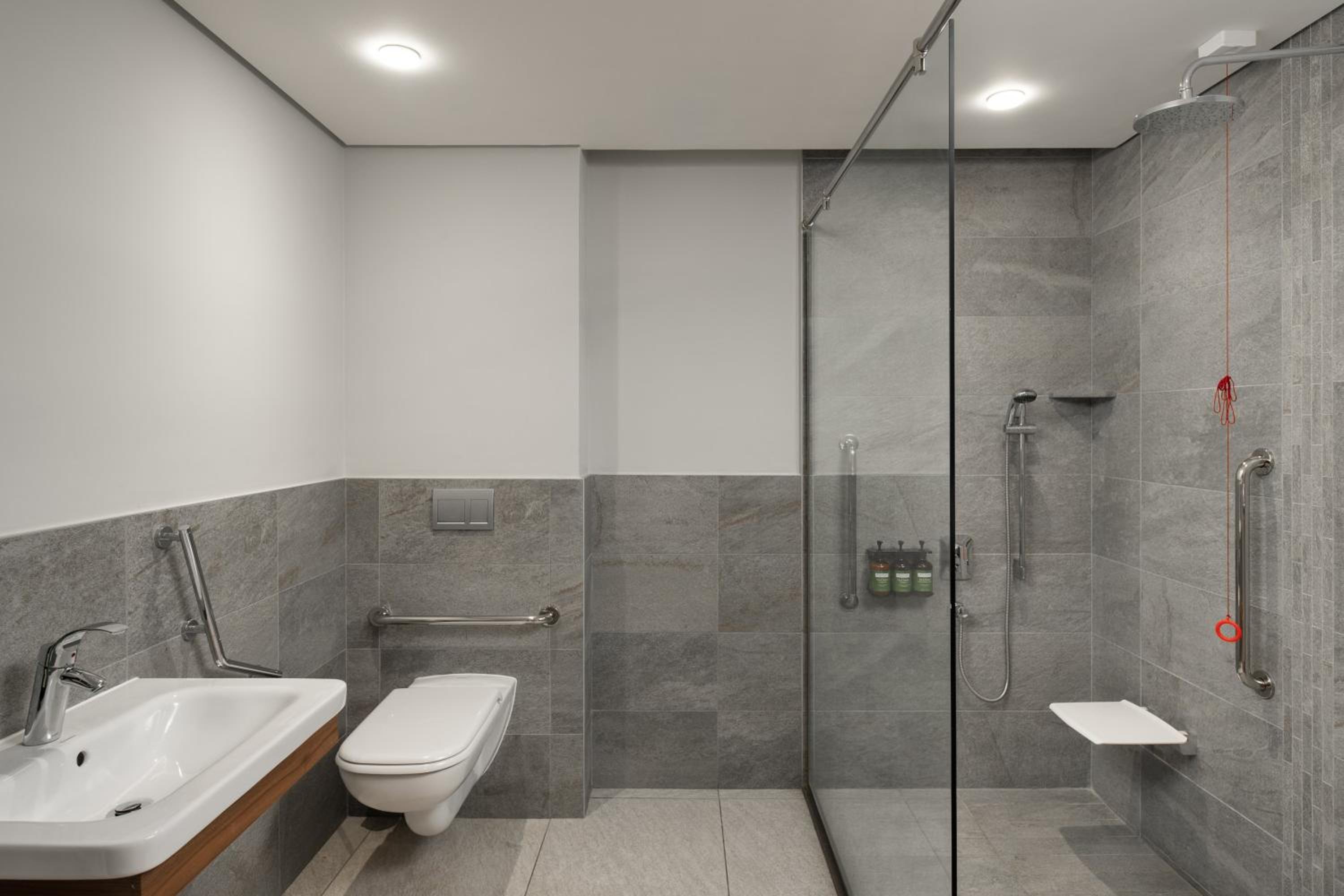 Queen Room - Accessible photo 3