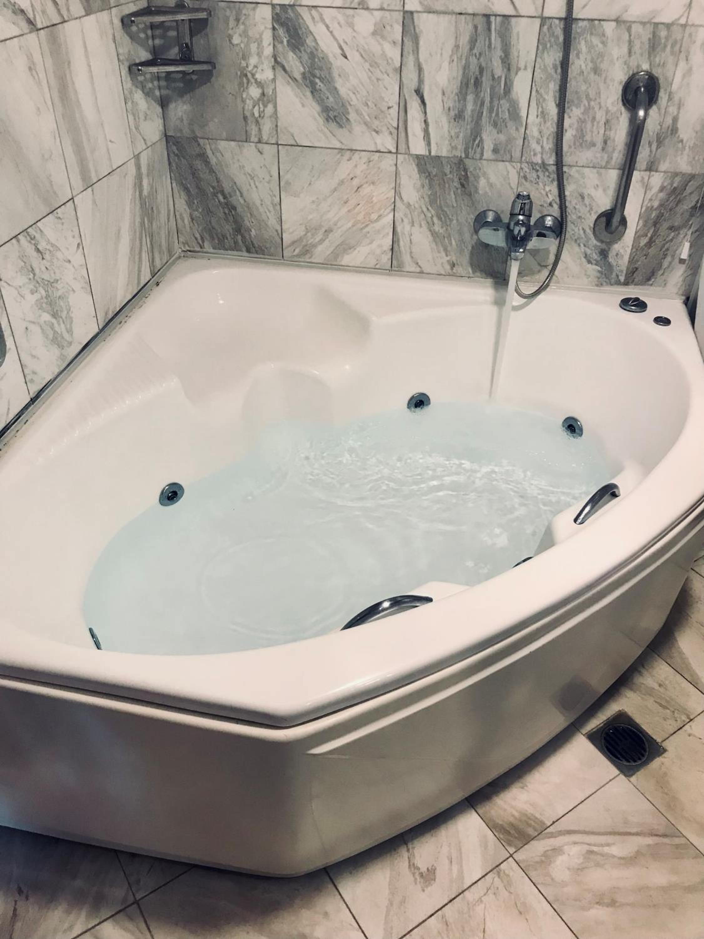 Deluxe Double or Twin Room with Spa Bath photo 3