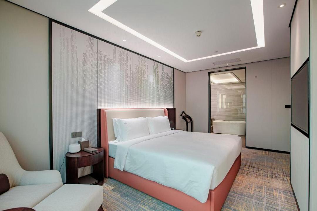 1 King One-Bedroom Suite photo 2