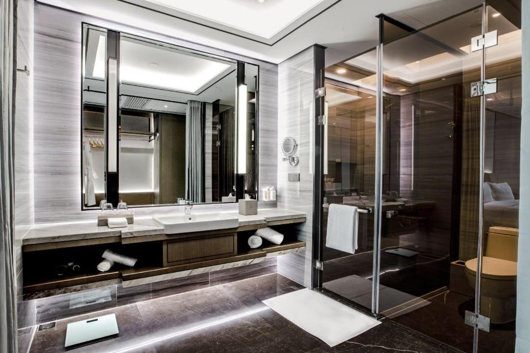 Premium King Room - Photo 8