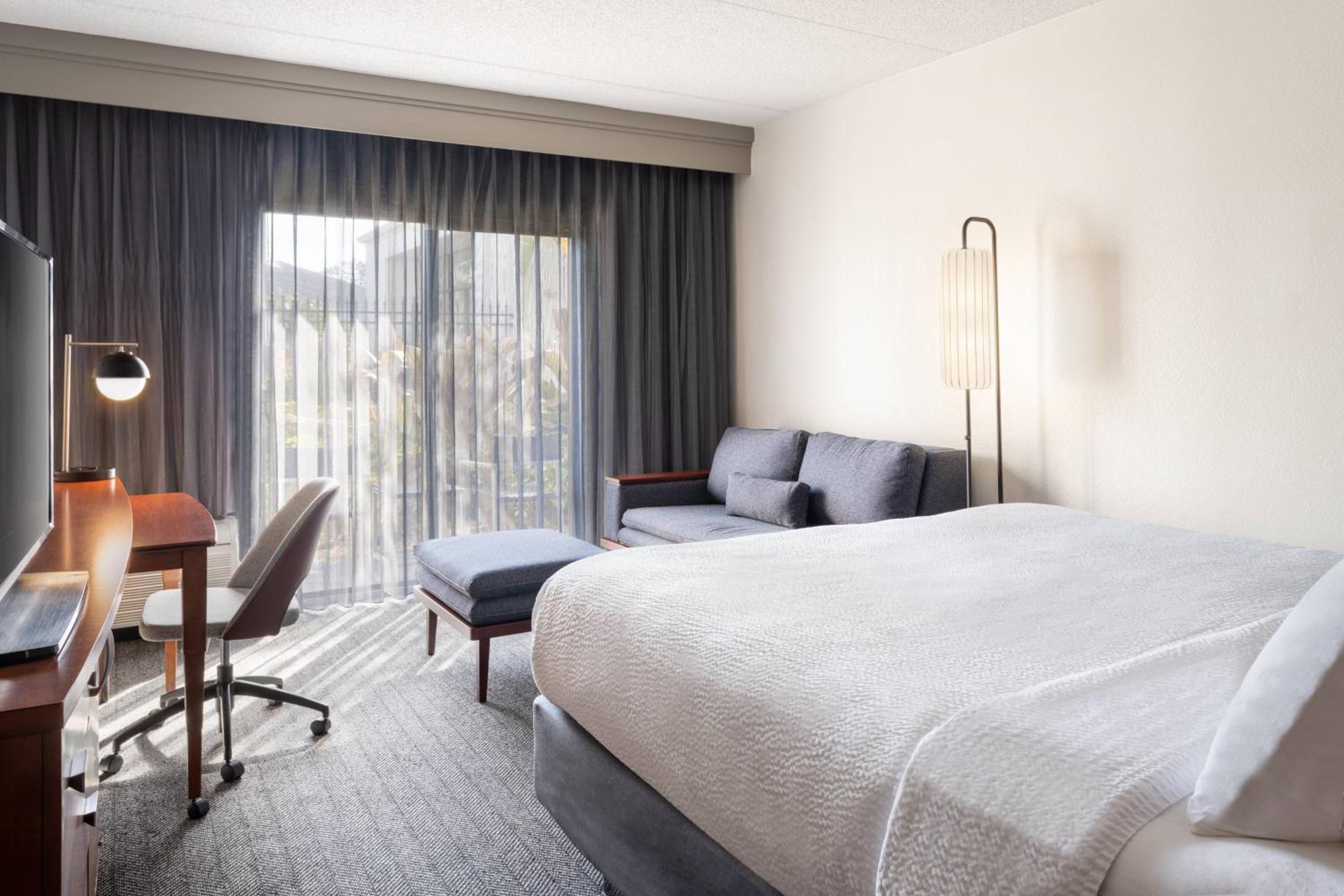 Deluxe Guest King Room with Sofa Bed and Garden View photo 1