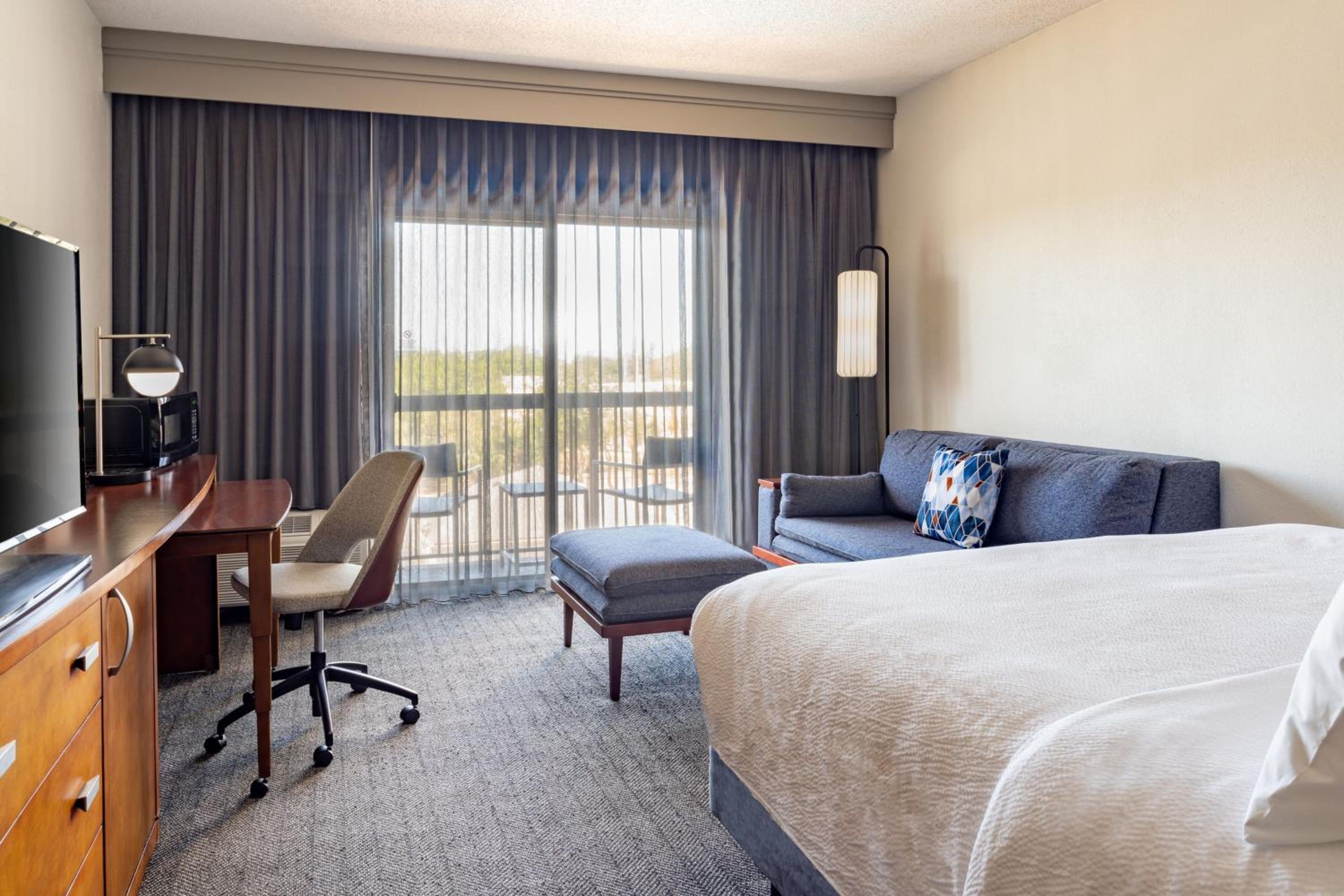 Deluxe Guest King Room with Sofa Bed and Garden View photo 3