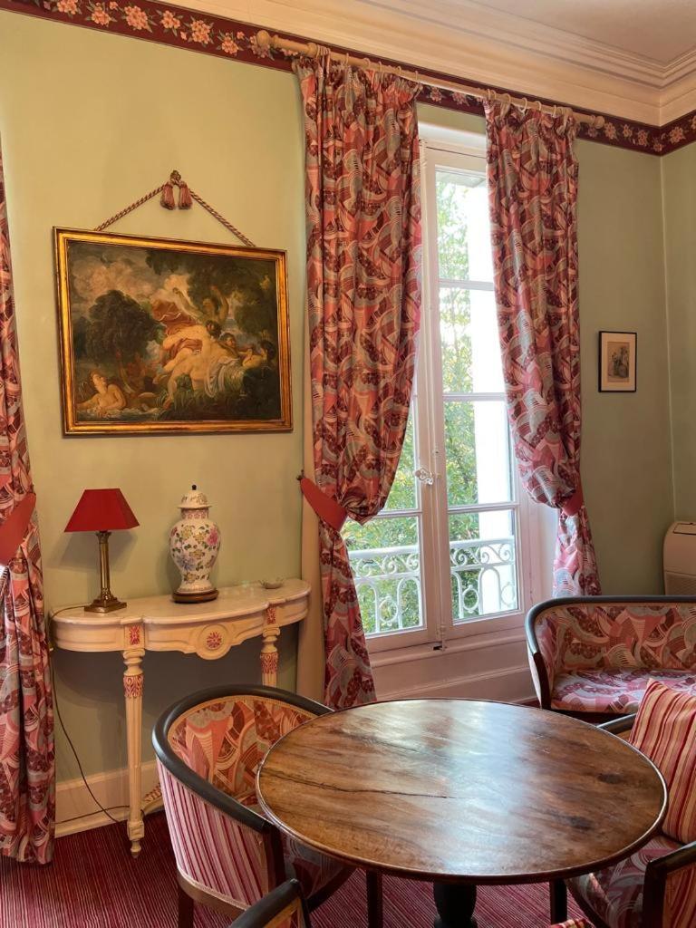 Superior Family Room photo 1