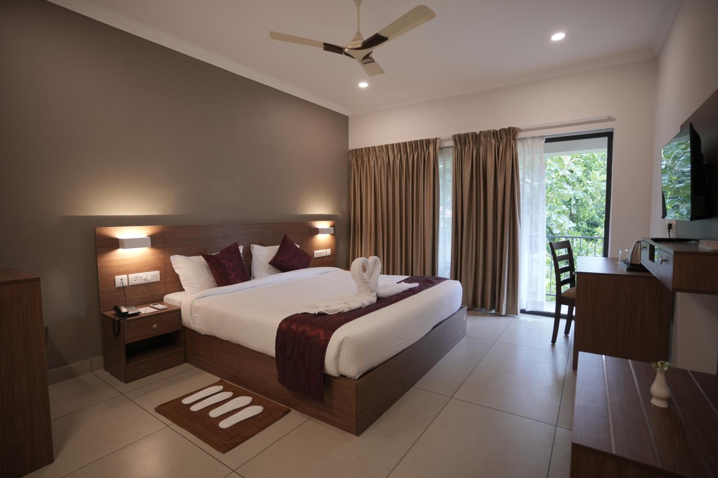 Deluxe Double Room With Balcony - Photo 5