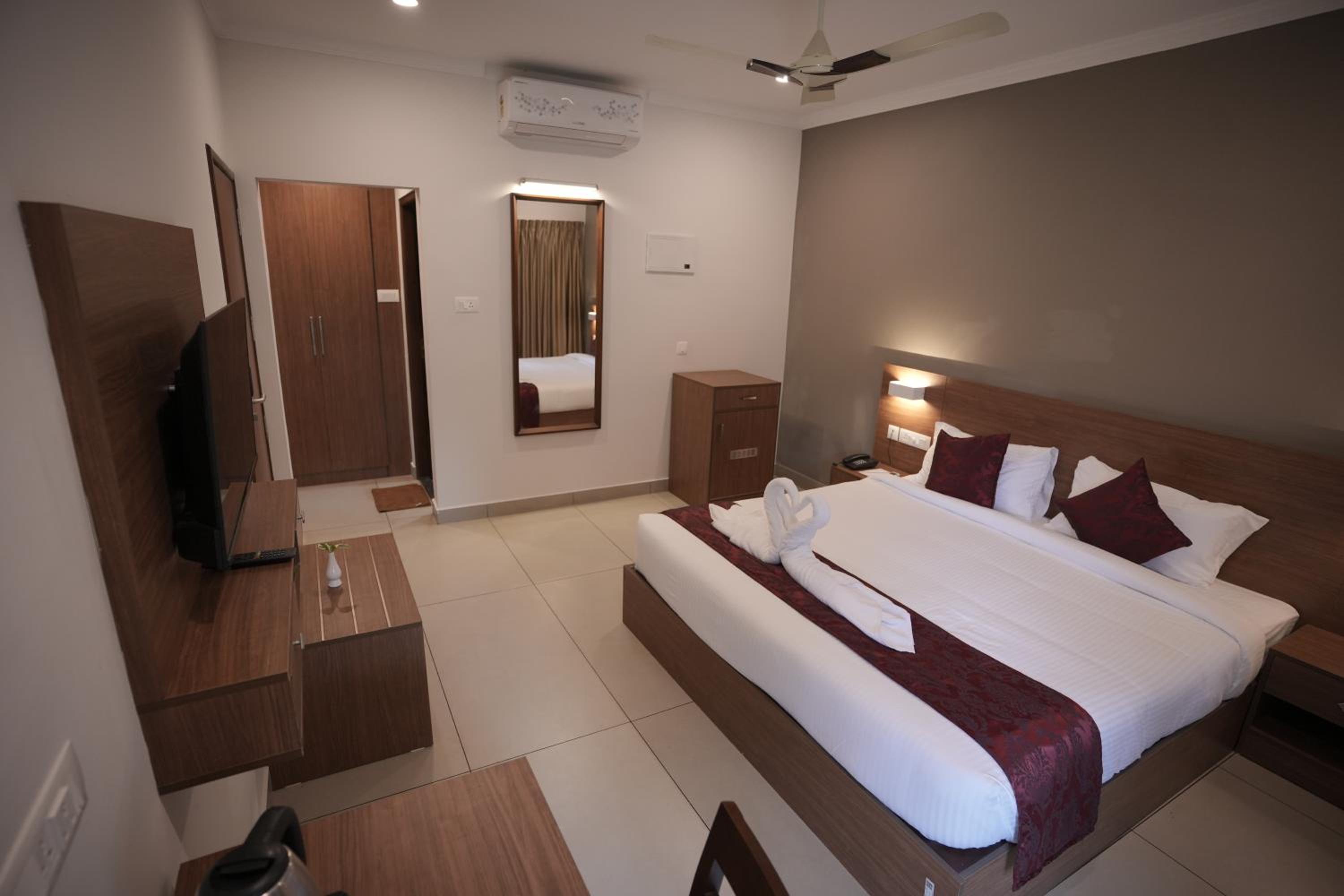 Deluxe Double Room With Balcony - Photo 6