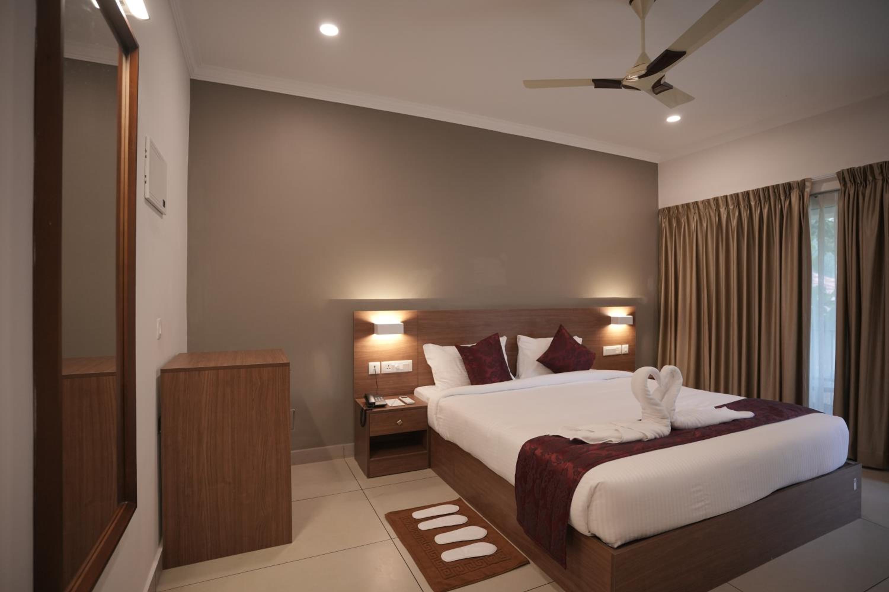 Deluxe Double Room With Balcony - Photo 3