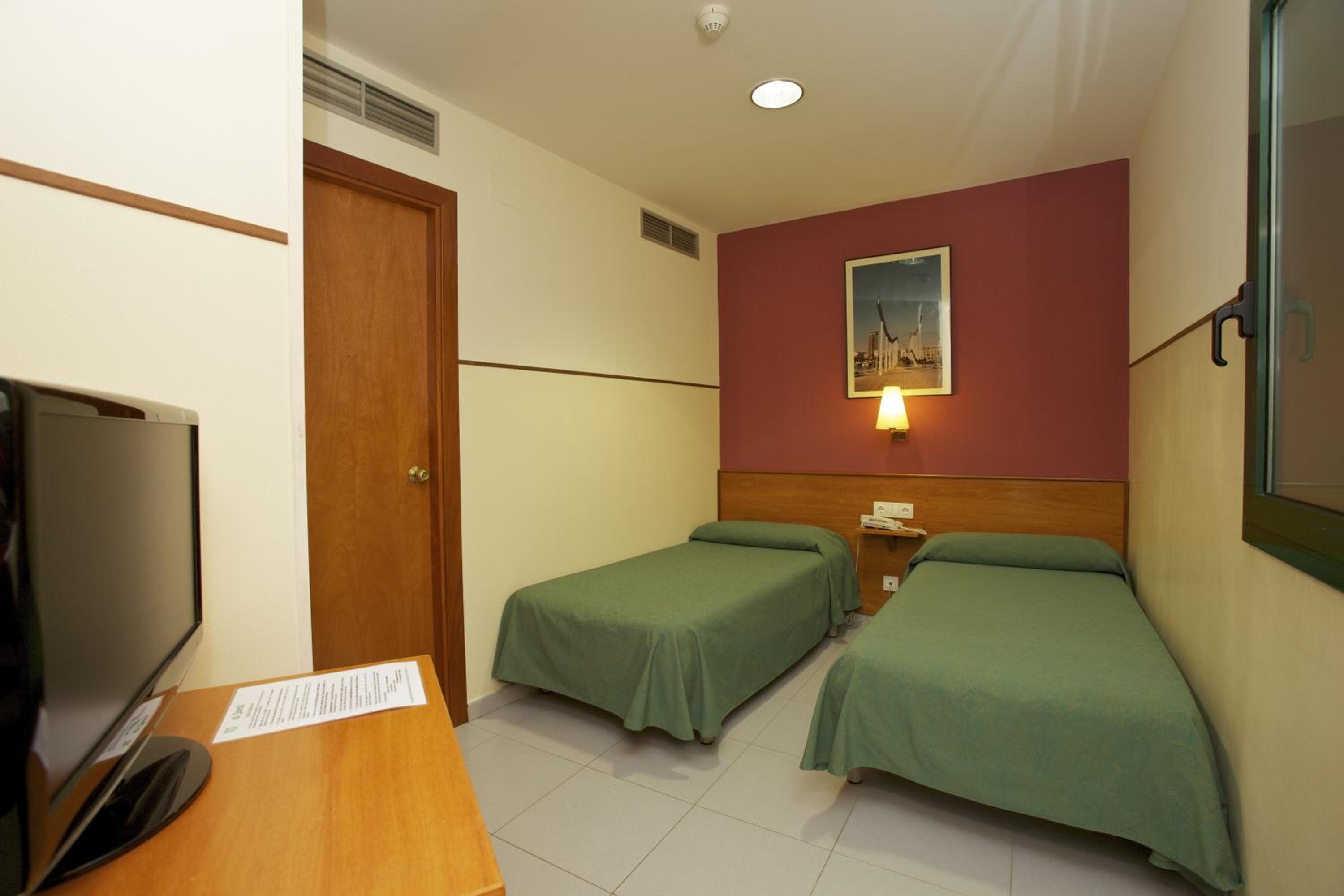 Economy Twin Room photo 3