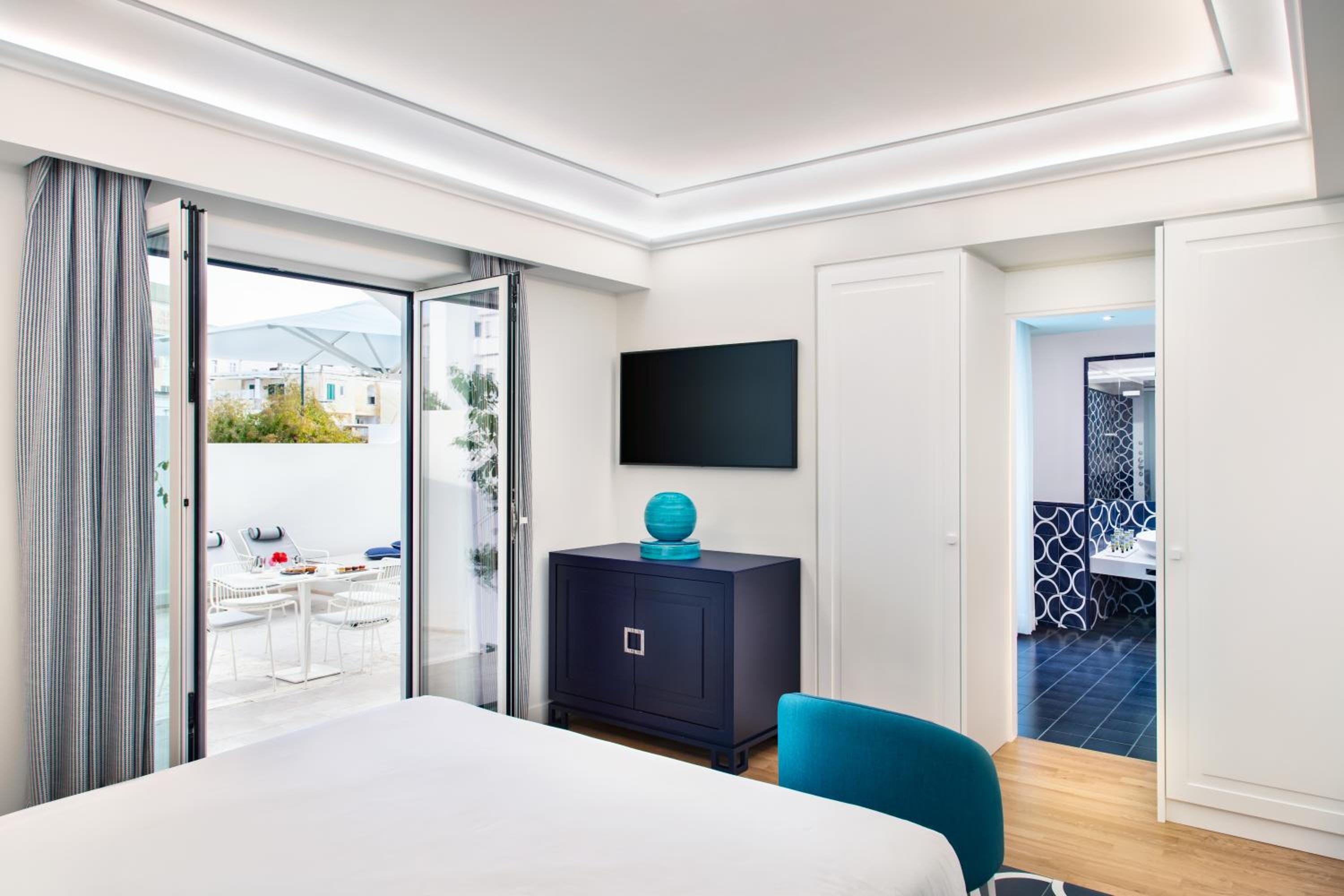 Double Room with Patio and Pool photo 2