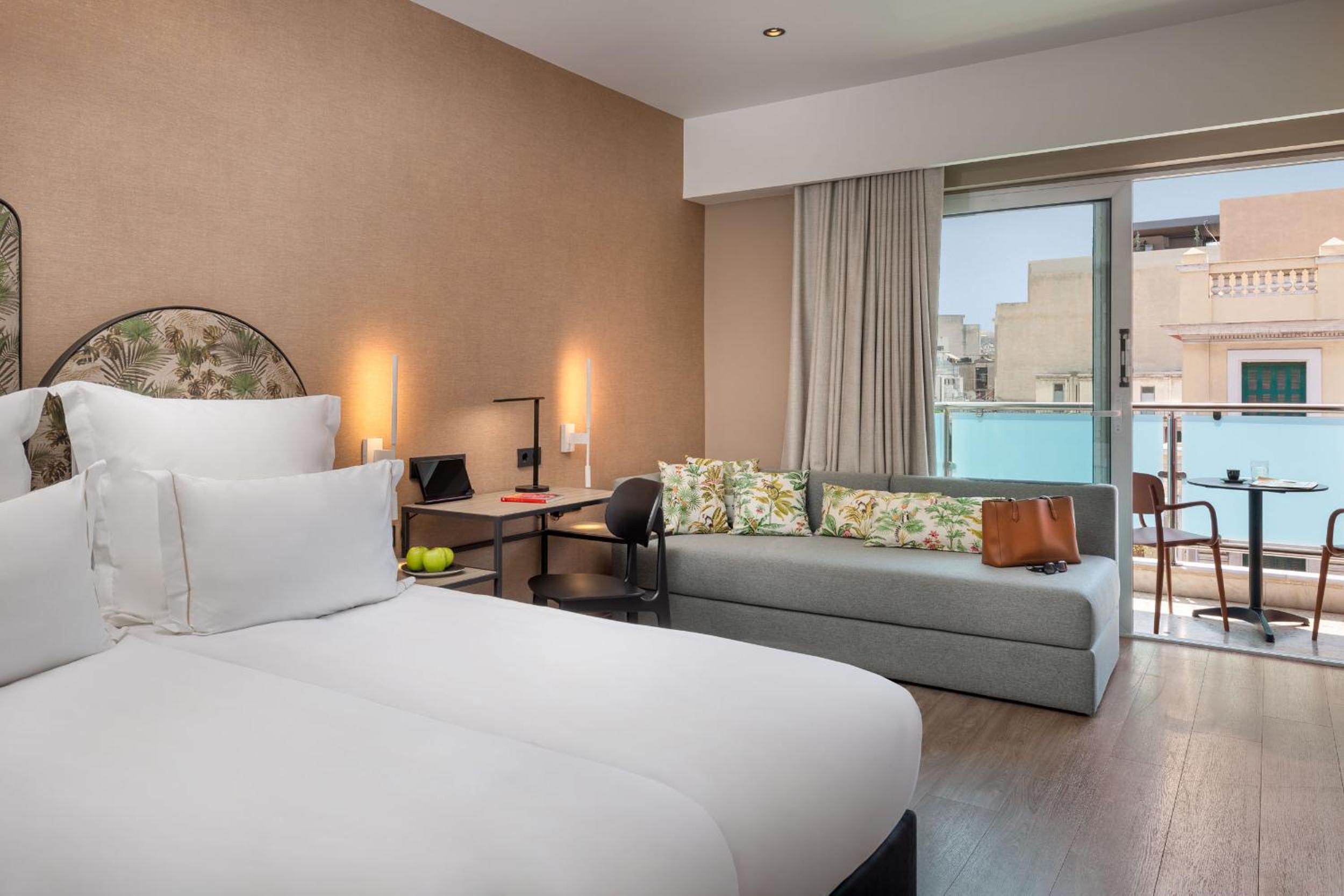  Urban Triple Room With Balcony And City View