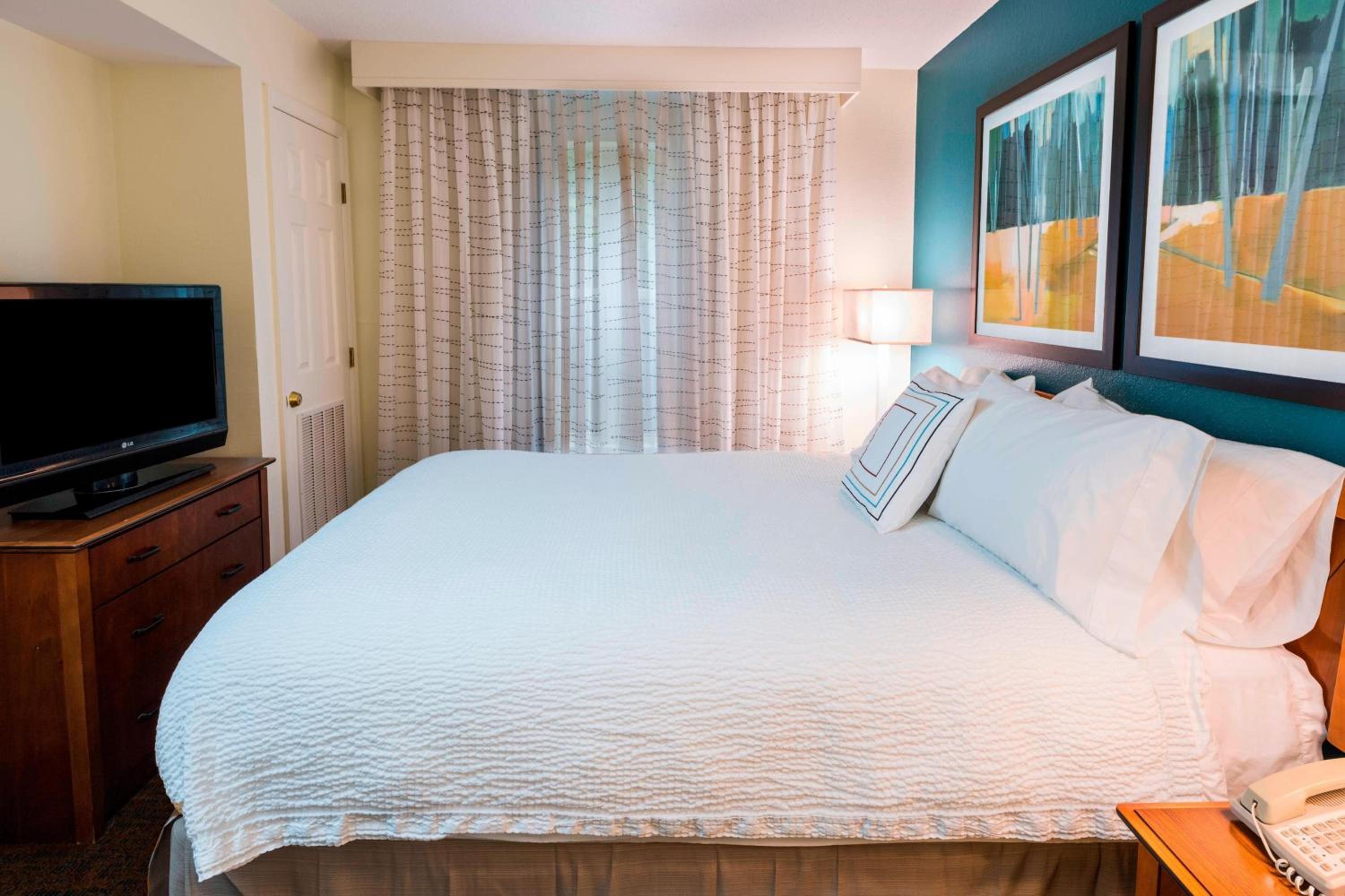 One-Bedroom Queen Suite - Photo 2