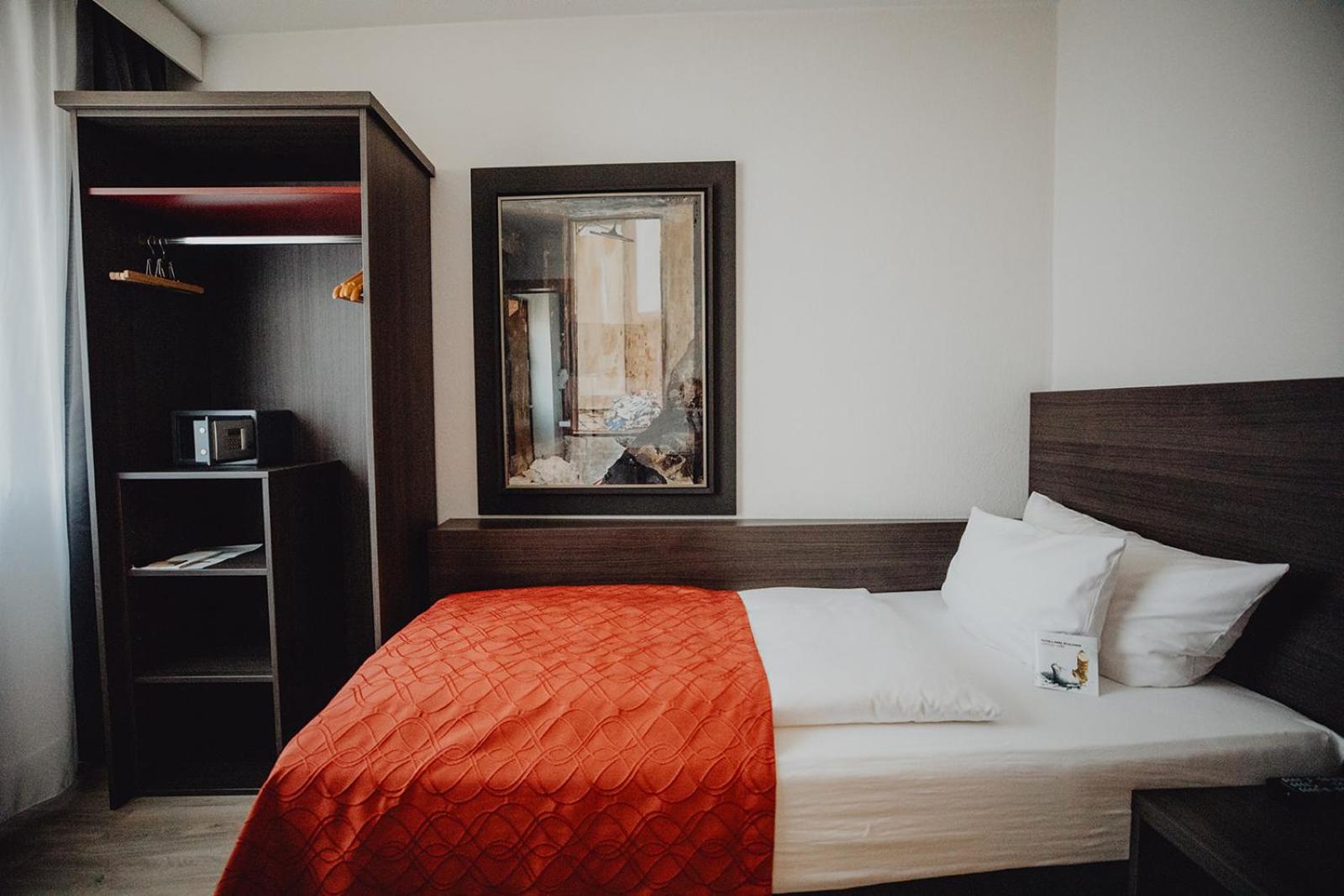 Standard Single Room thumbnail 6