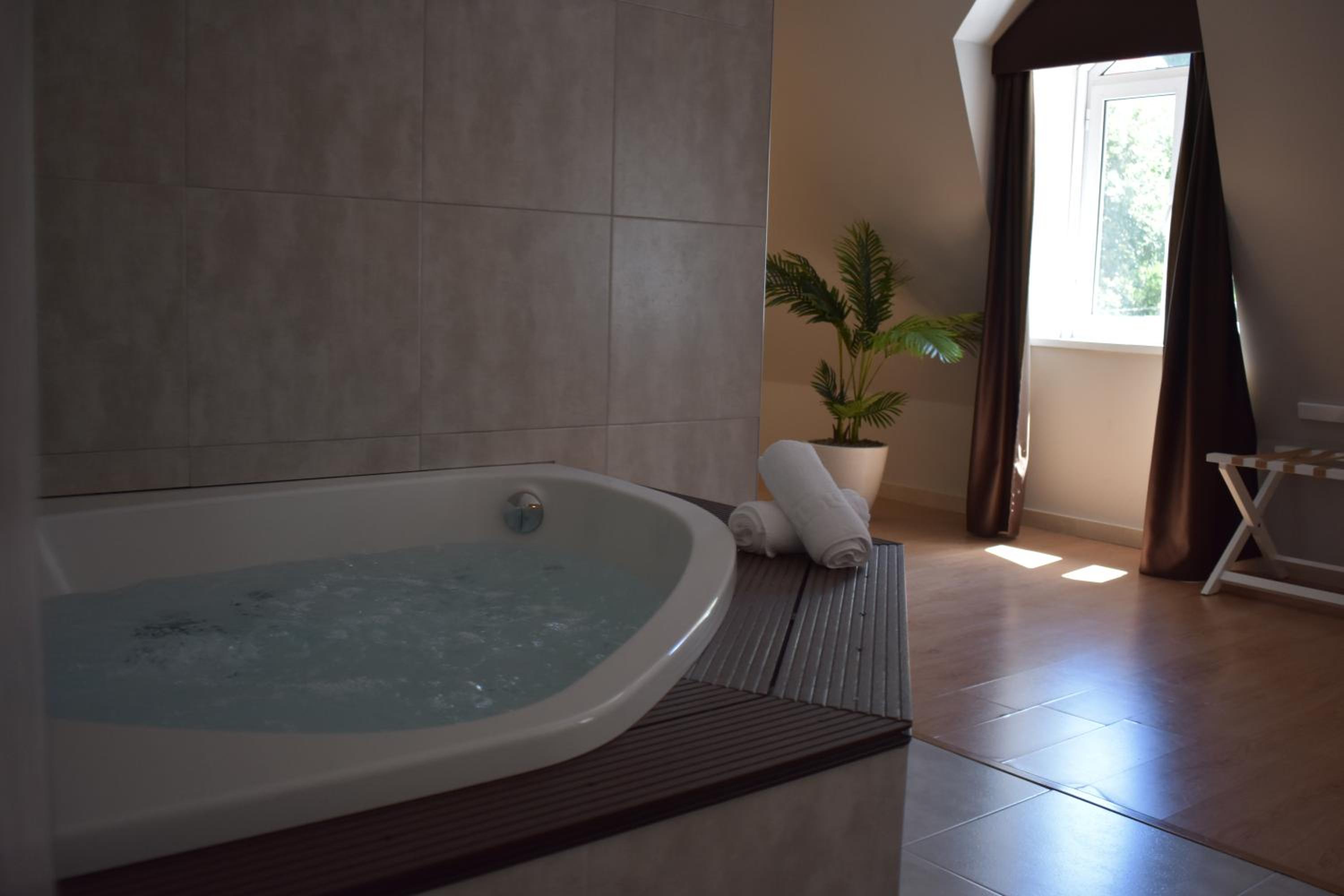 Suite with Spa Bath photo 3