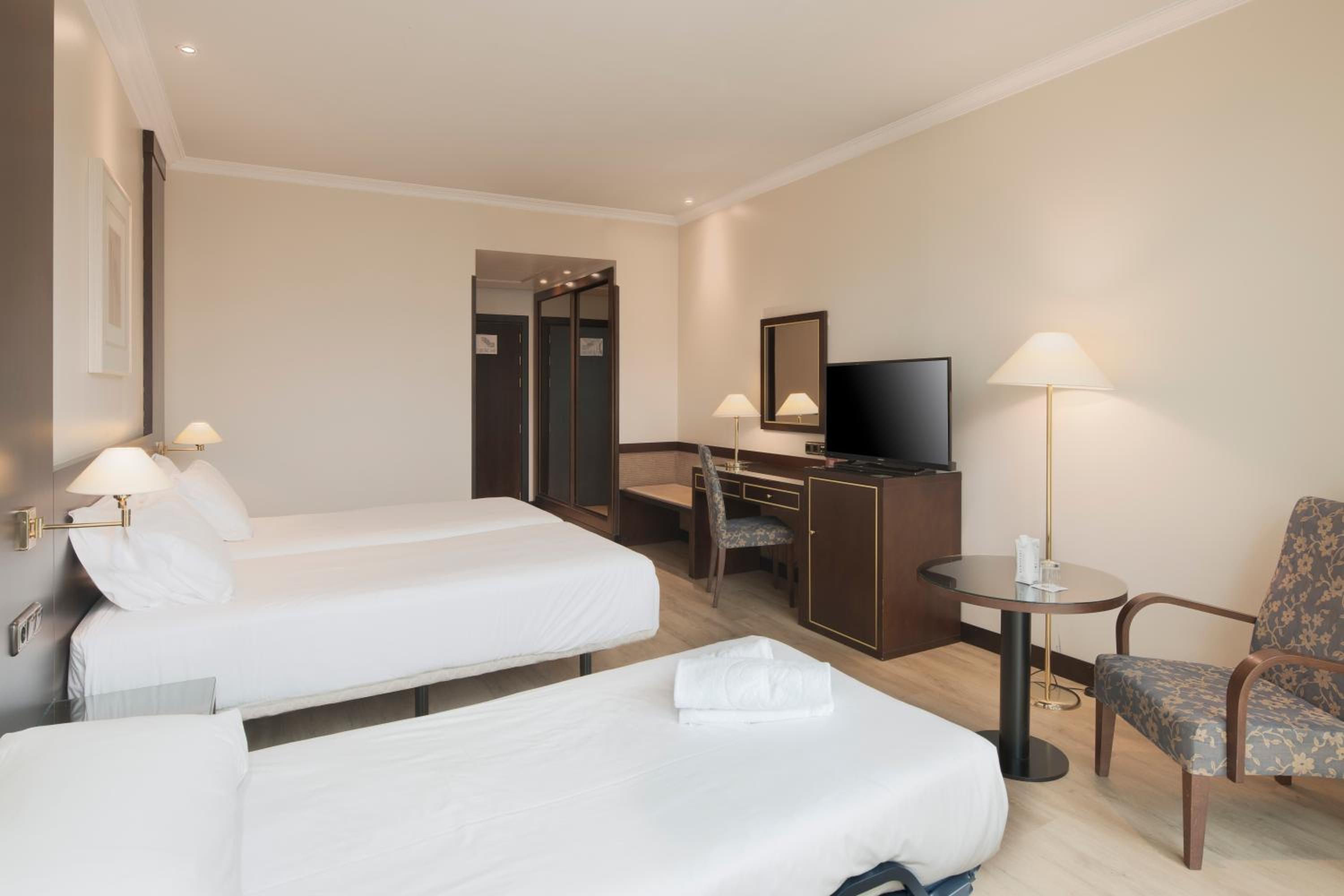 Standard Double or Twin Room (3 Adults) - Photo 5