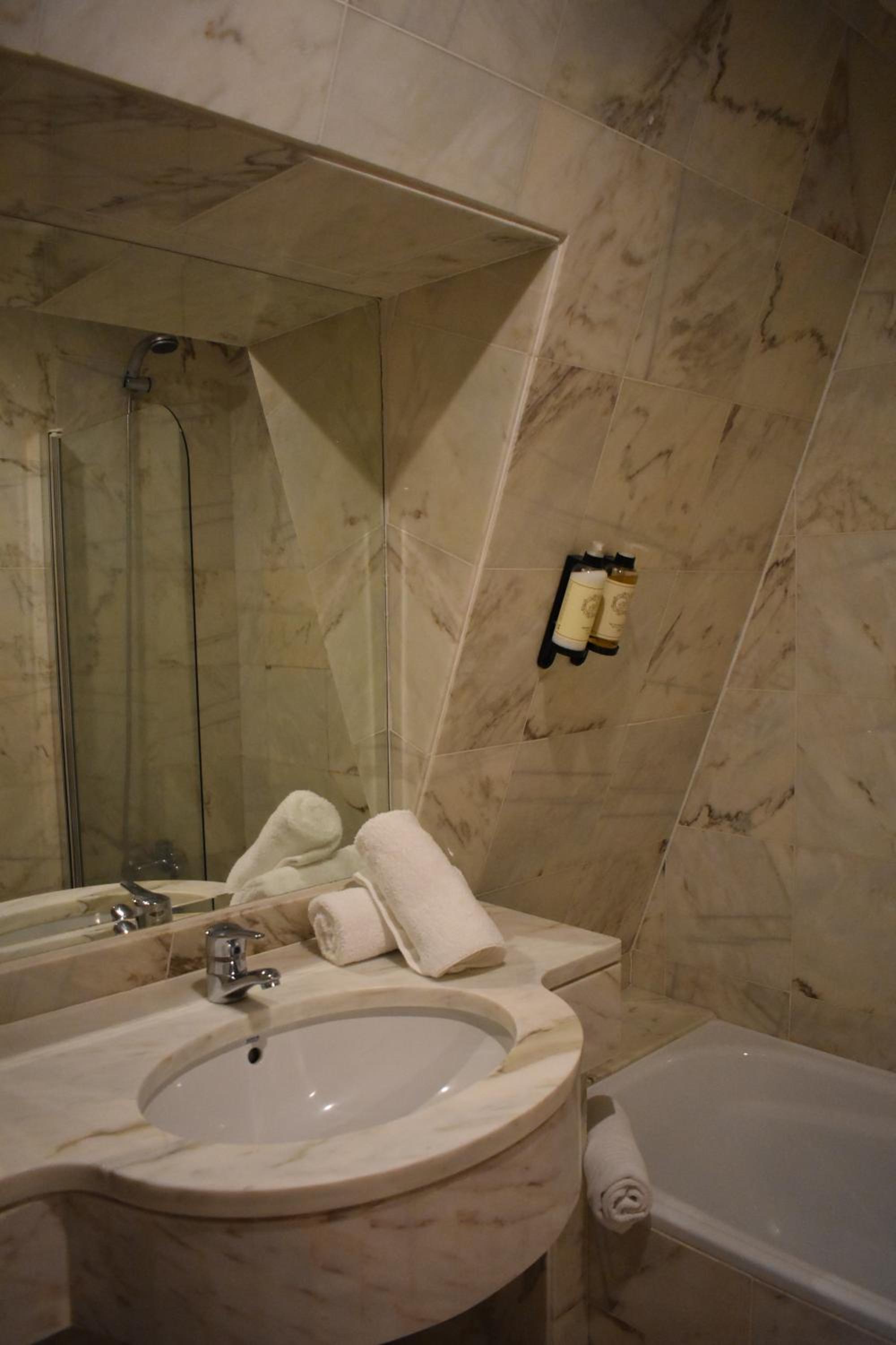 Superior Double or Twin Room with Extra Bed (3 Adults) photo 2