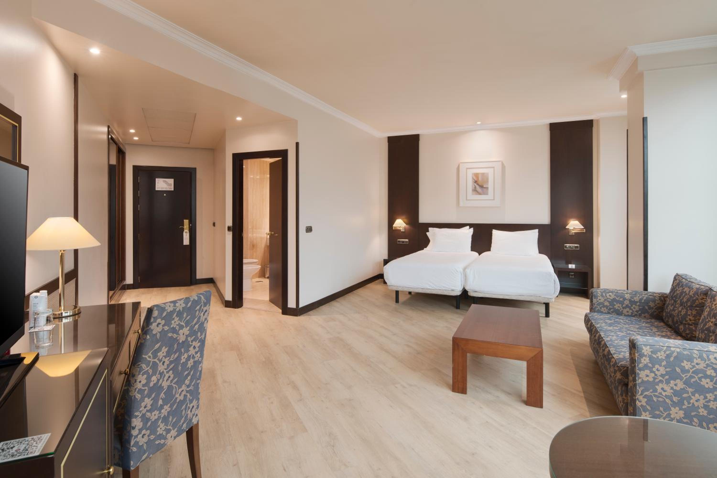 Superior Double or Twin Room - Photo 5