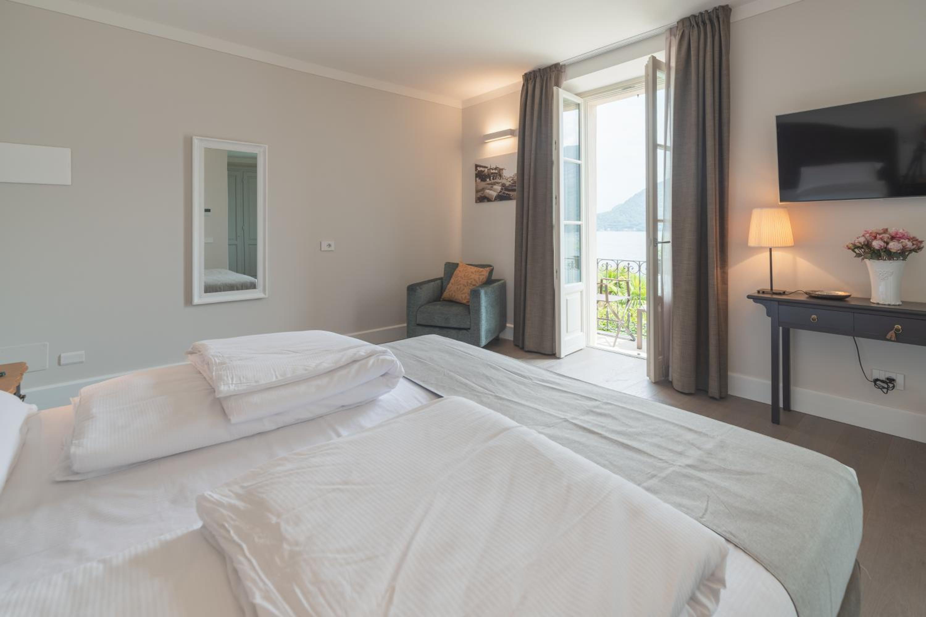 Deluxe Double or Twin Room with Lake View