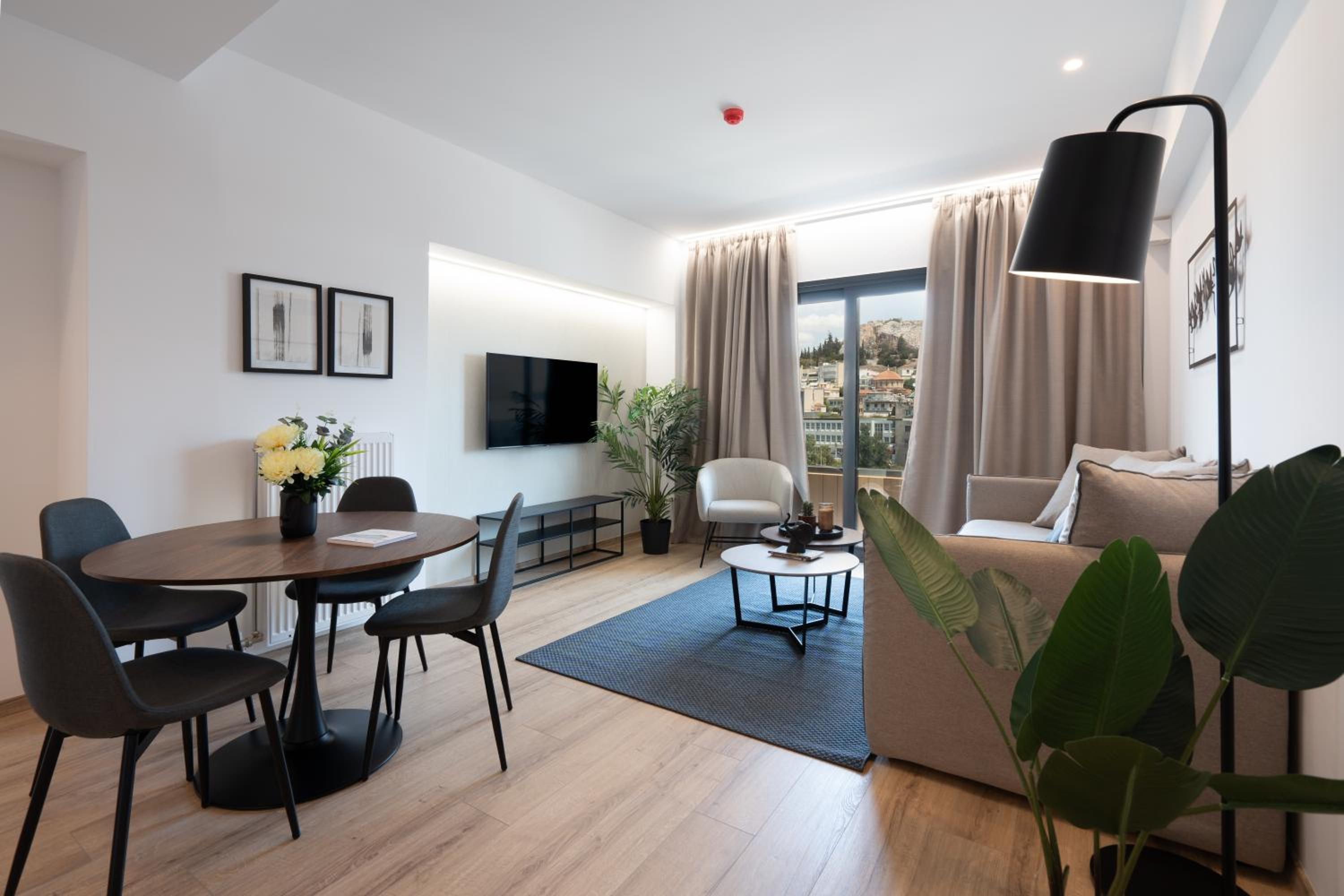 Two-Bedroom Deluxe Apartment with Balcony photo 3